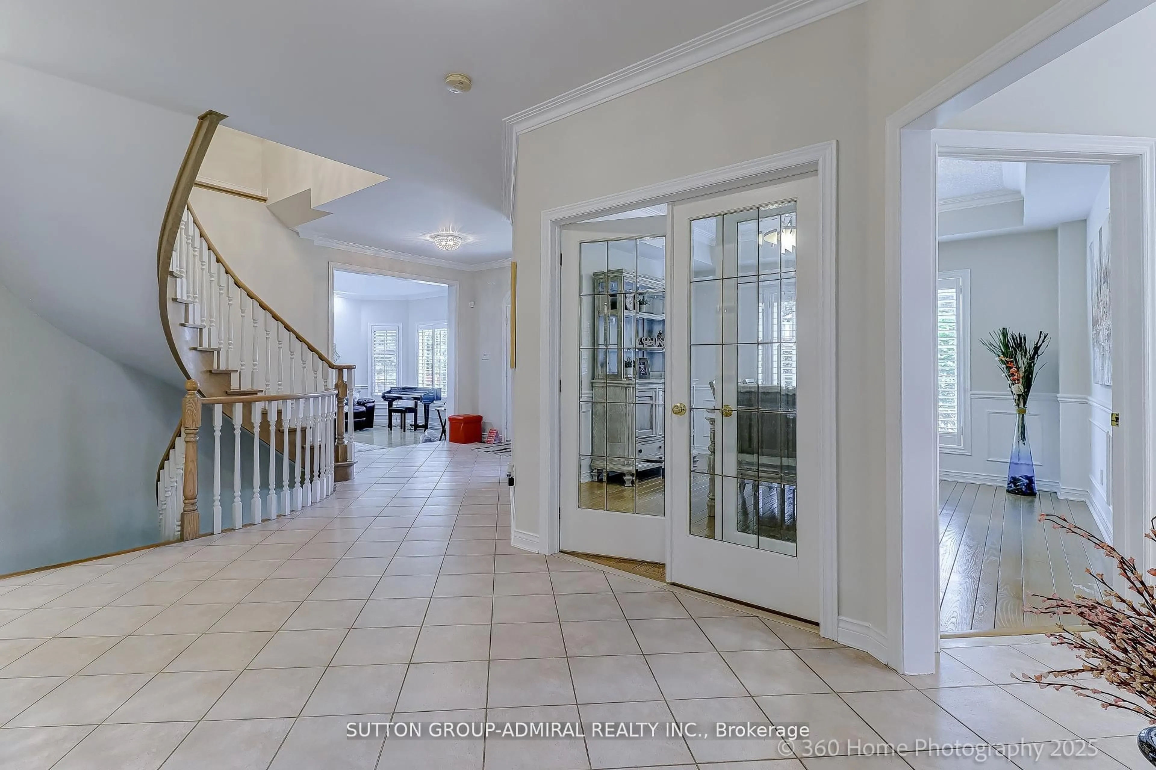 Indoor foyer for 1591 Hampshire Cres, Mississauga Ontario L5G 4S9