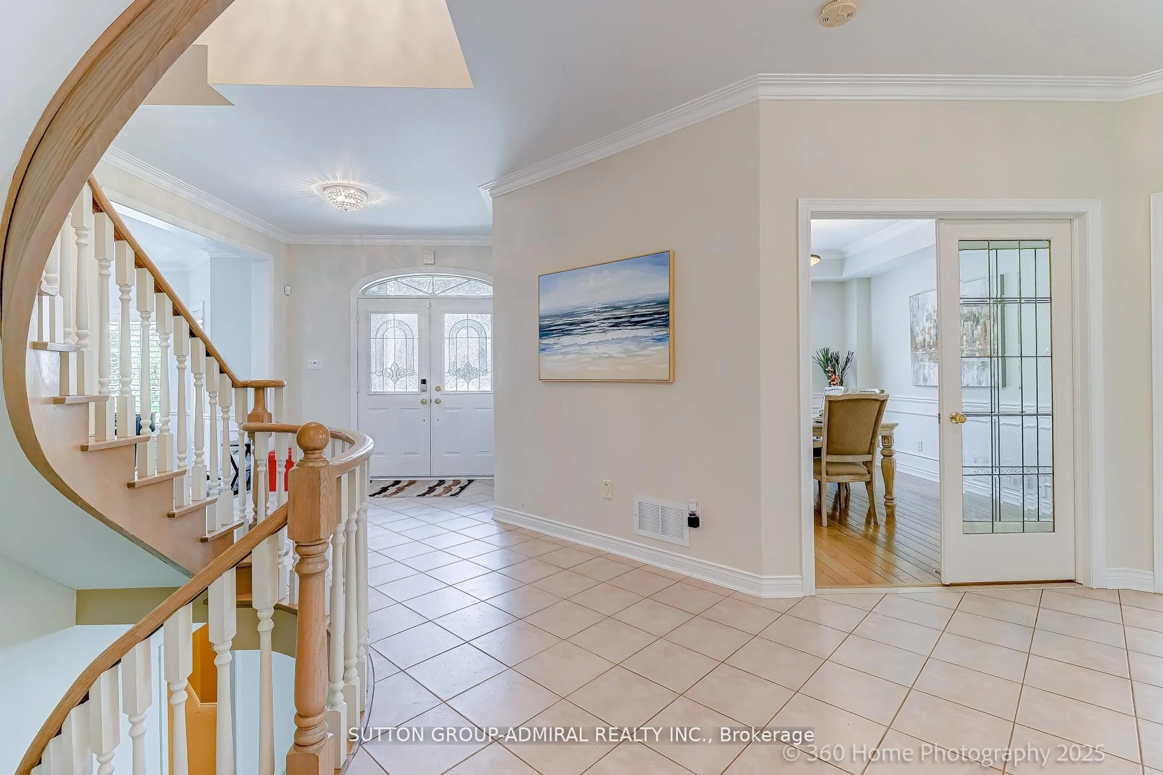 Indoor foyer for 1591 Hampshire Cres, Mississauga Ontario L5G 4S9