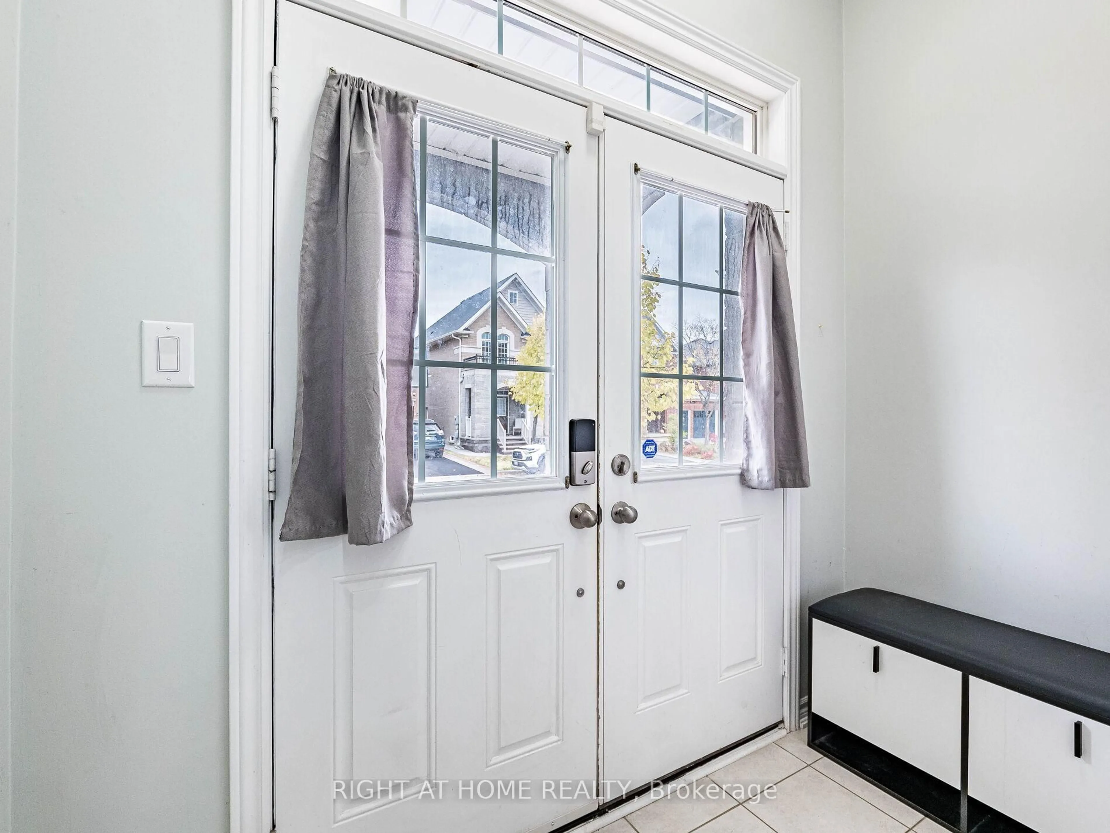 Indoor entryway for 1302 Ruddy Cres, Milton Ontario L9T 8M3