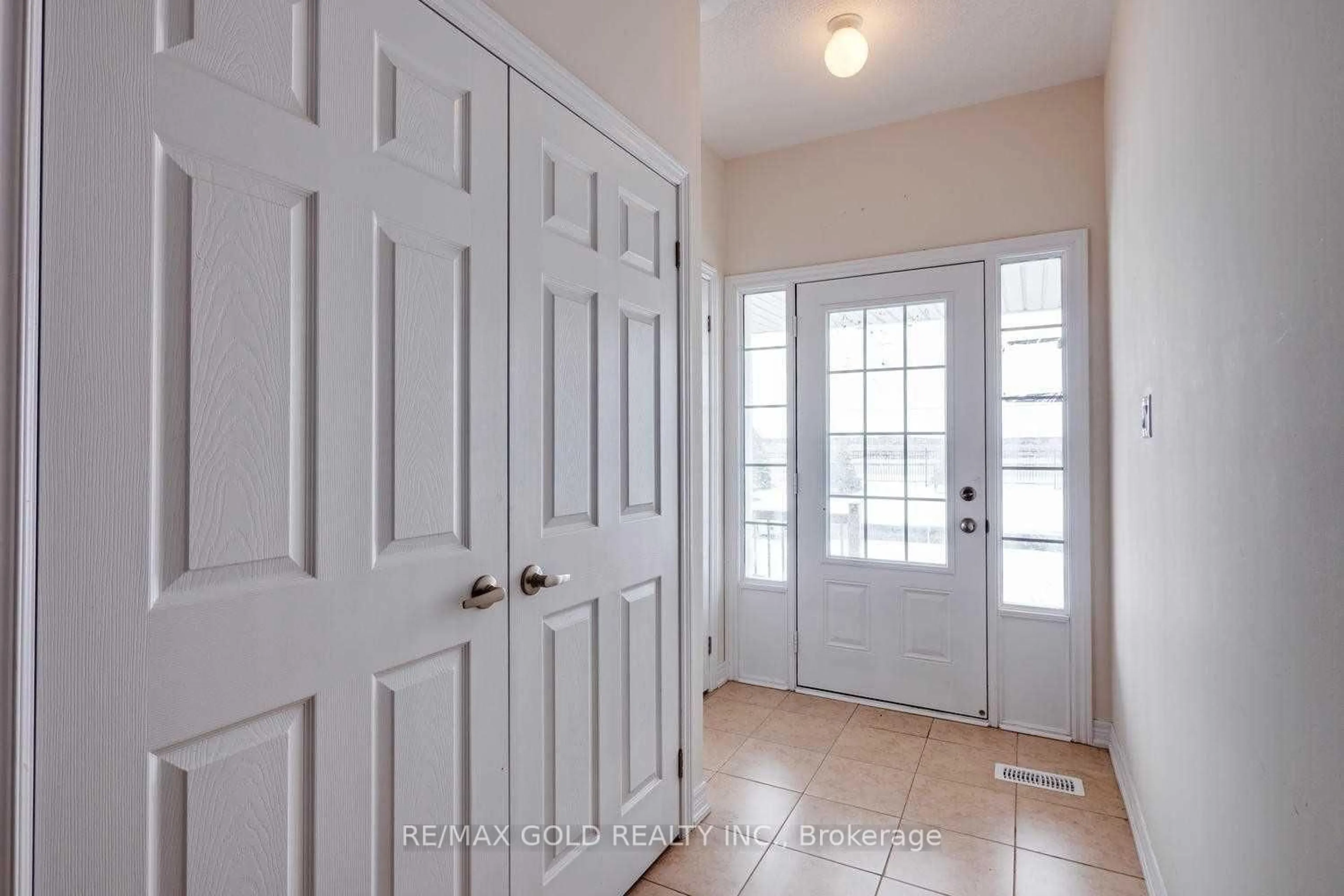 Indoor entryway for 71 Lanark Circ, Brampton Ontario L6X 5L3