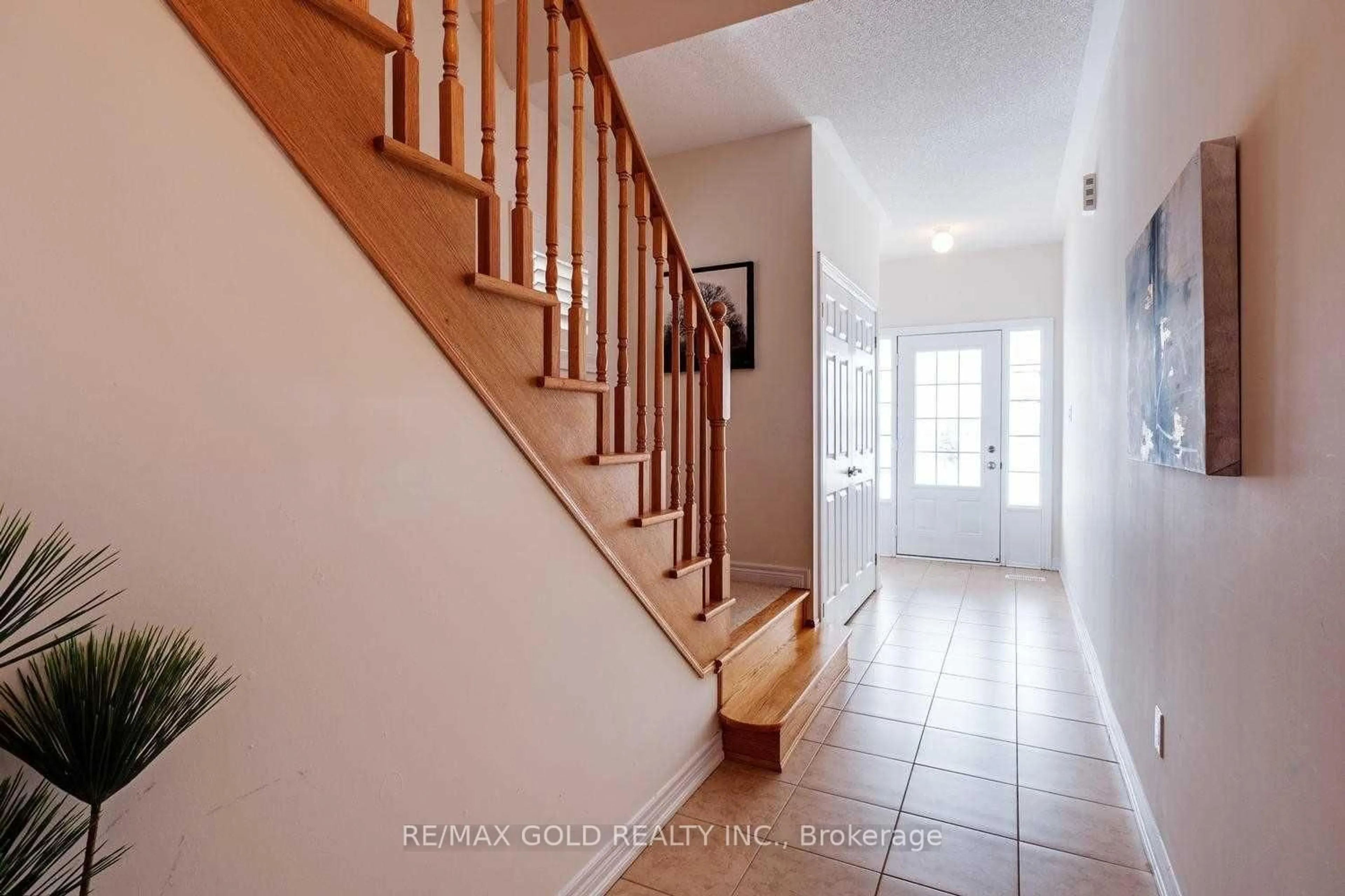 Indoor entryway for 71 Lanark Circ, Brampton Ontario L6X 5L3