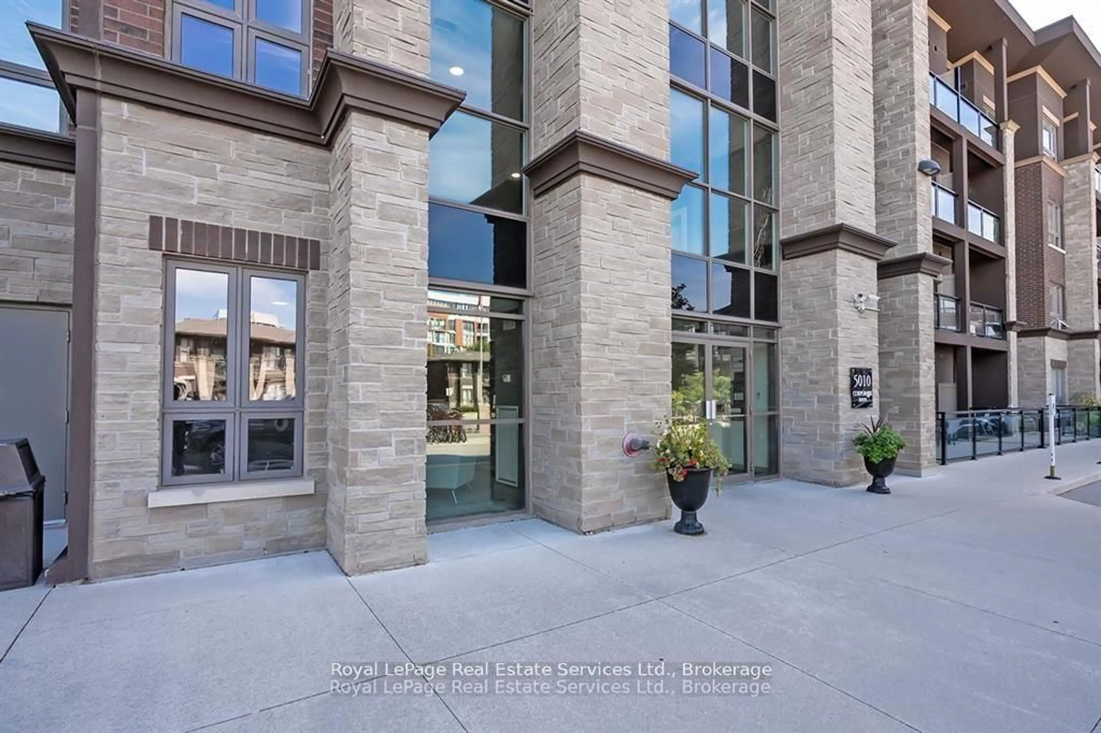 Indoor foyer for 5010 Corporate Dr #405, Burlington Ontario L7L 0H6