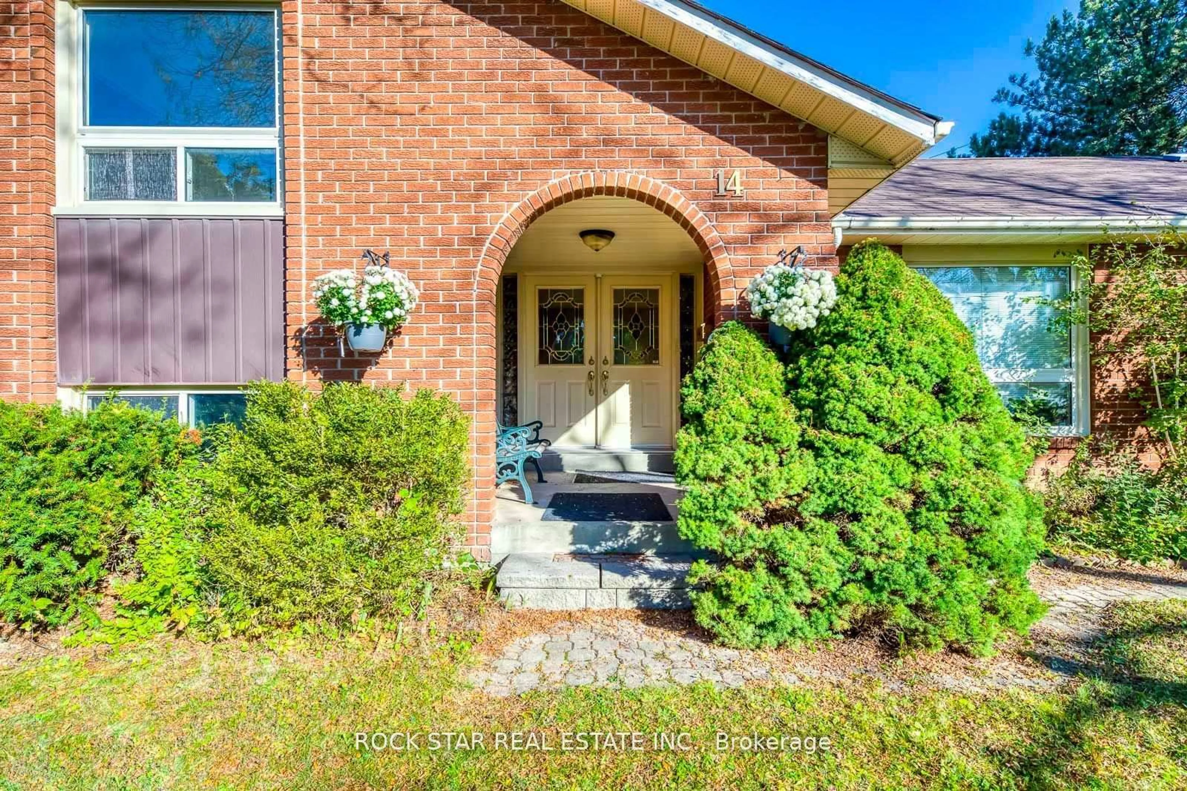Home with brick exterior material, street for 14 Cairnmore Crt, Brampton Ontario L6Z 1T6