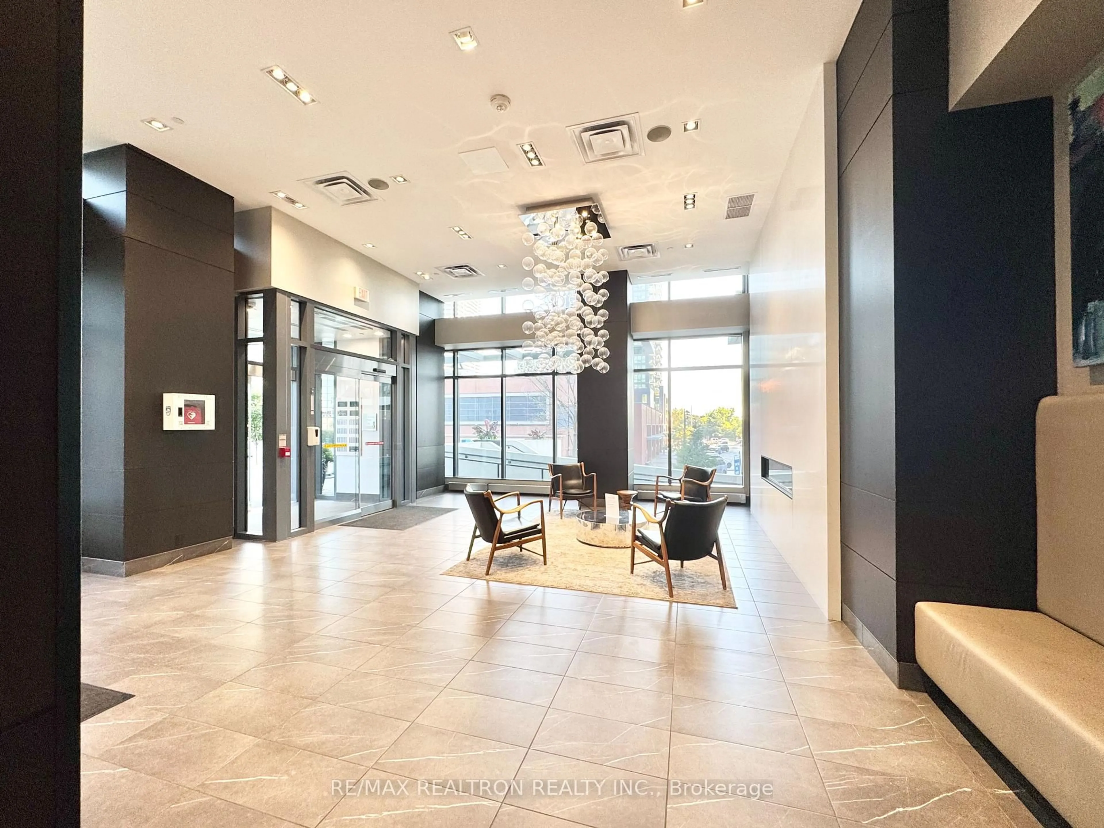 Indoor foyer for 10 Park Lawn Rd #614, Toronto Ontario M8Y 3H8