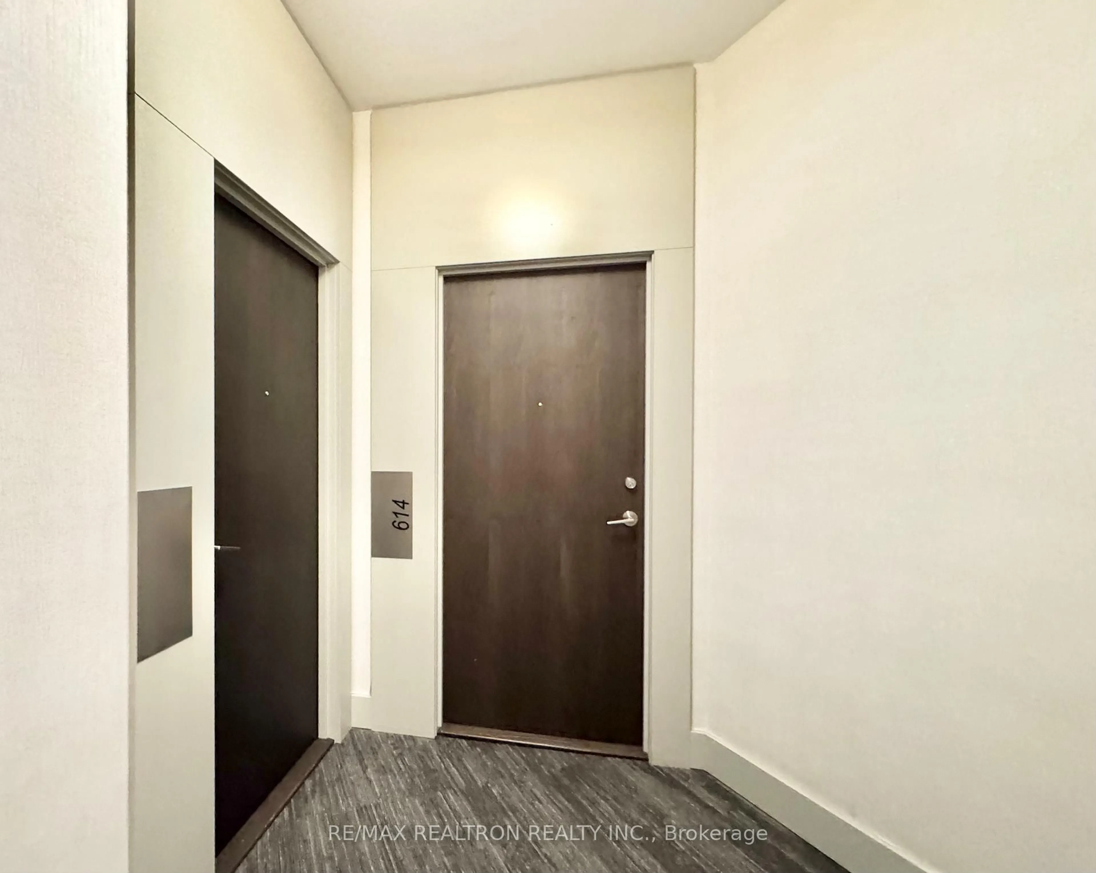 Indoor foyer for 10 Park Lawn Rd #614, Toronto Ontario M8Y 3H8