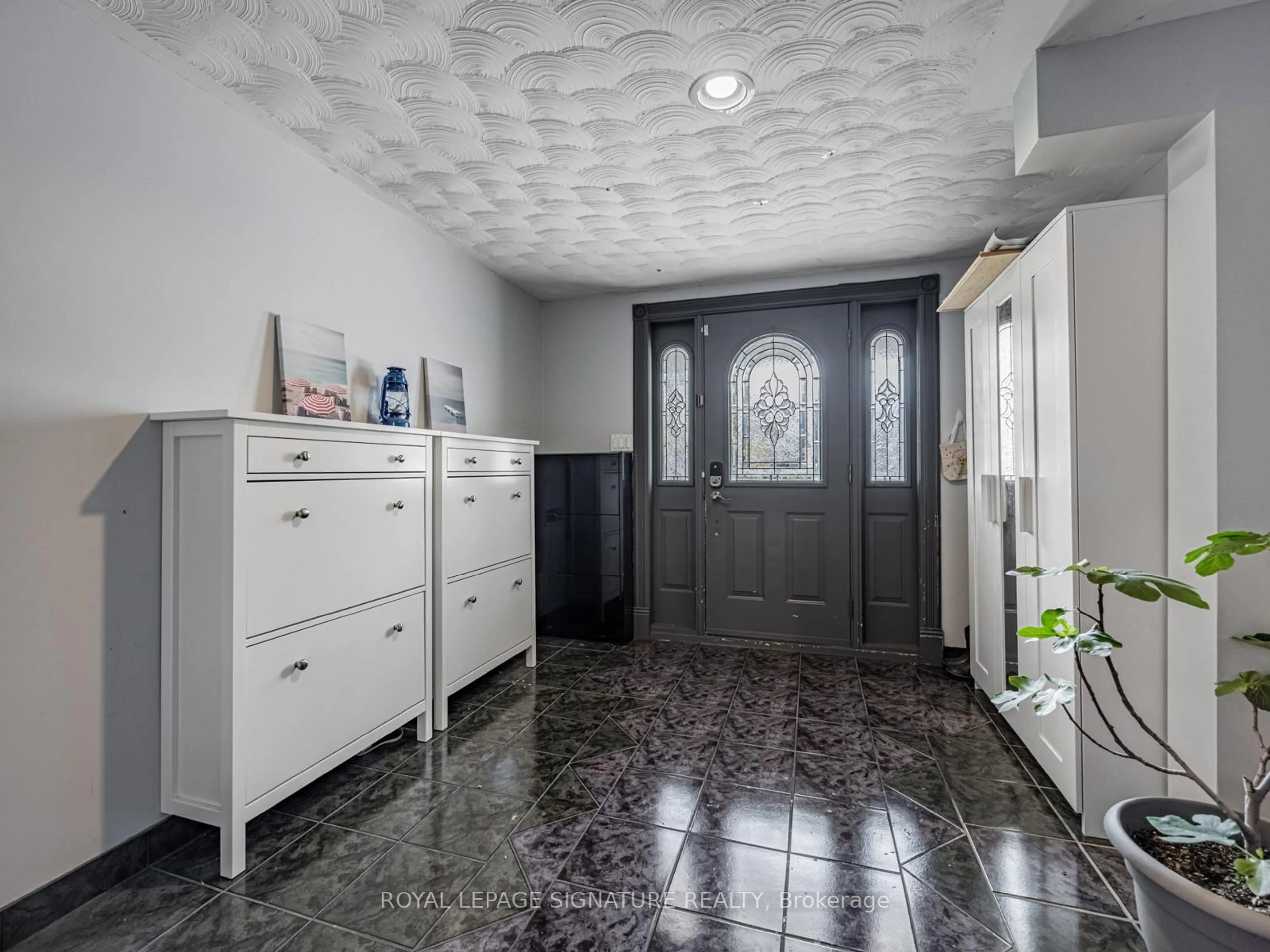 Indoor entryway for 2606 Kinnerton Cres, Mississauga Ontario L5K 2B2