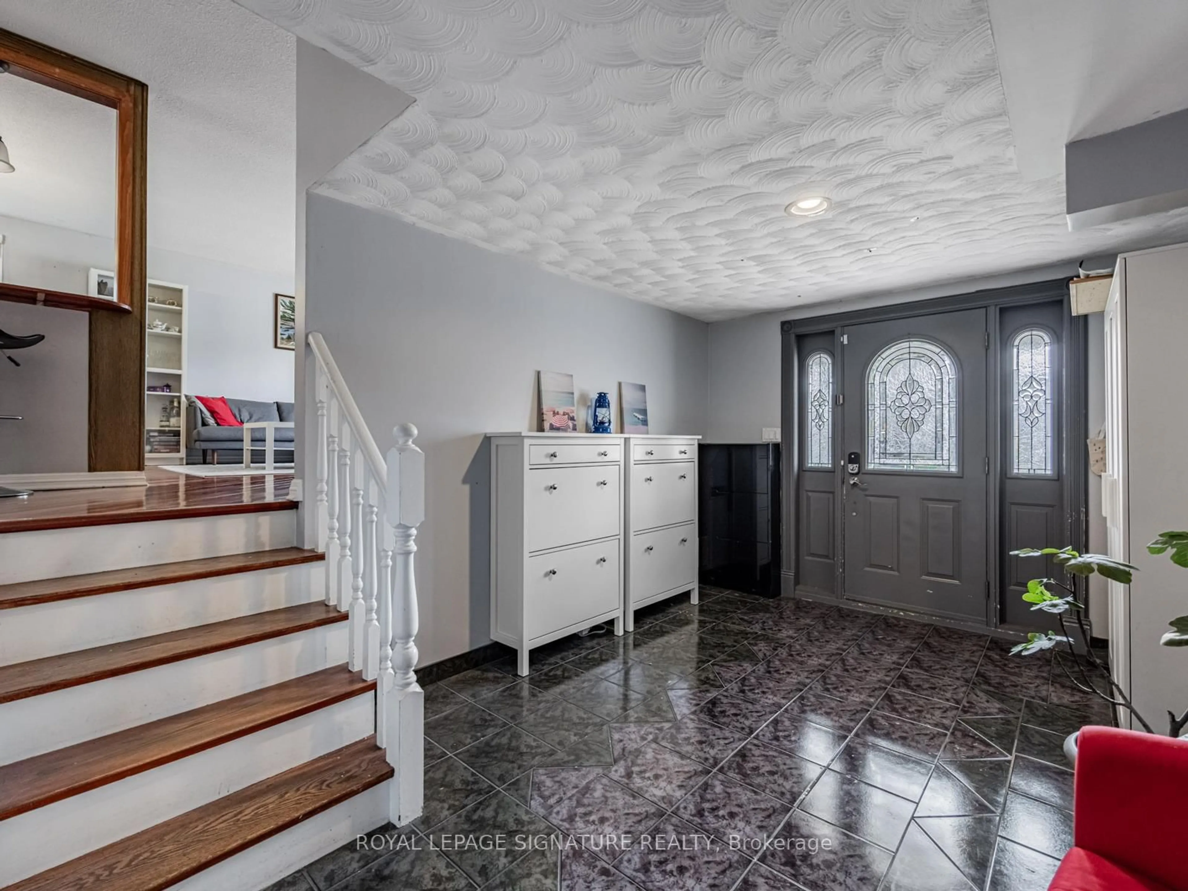 Indoor entryway for 2606 Kinnerton Cres, Mississauga Ontario L5K 2B2