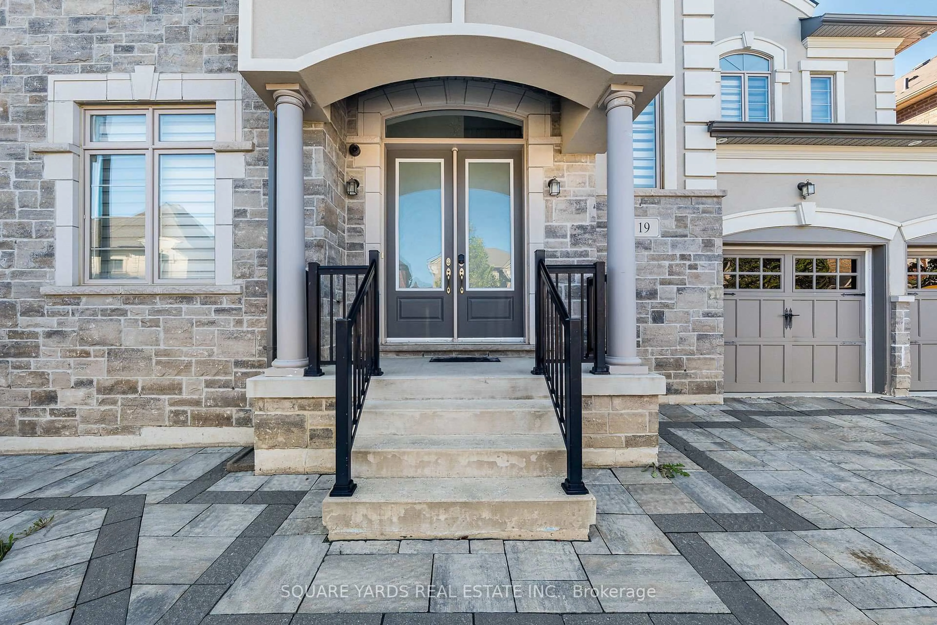 Indoor entryway for 19 Cloverhaven Rd Rd, Brampton Ontario L6P 4E4