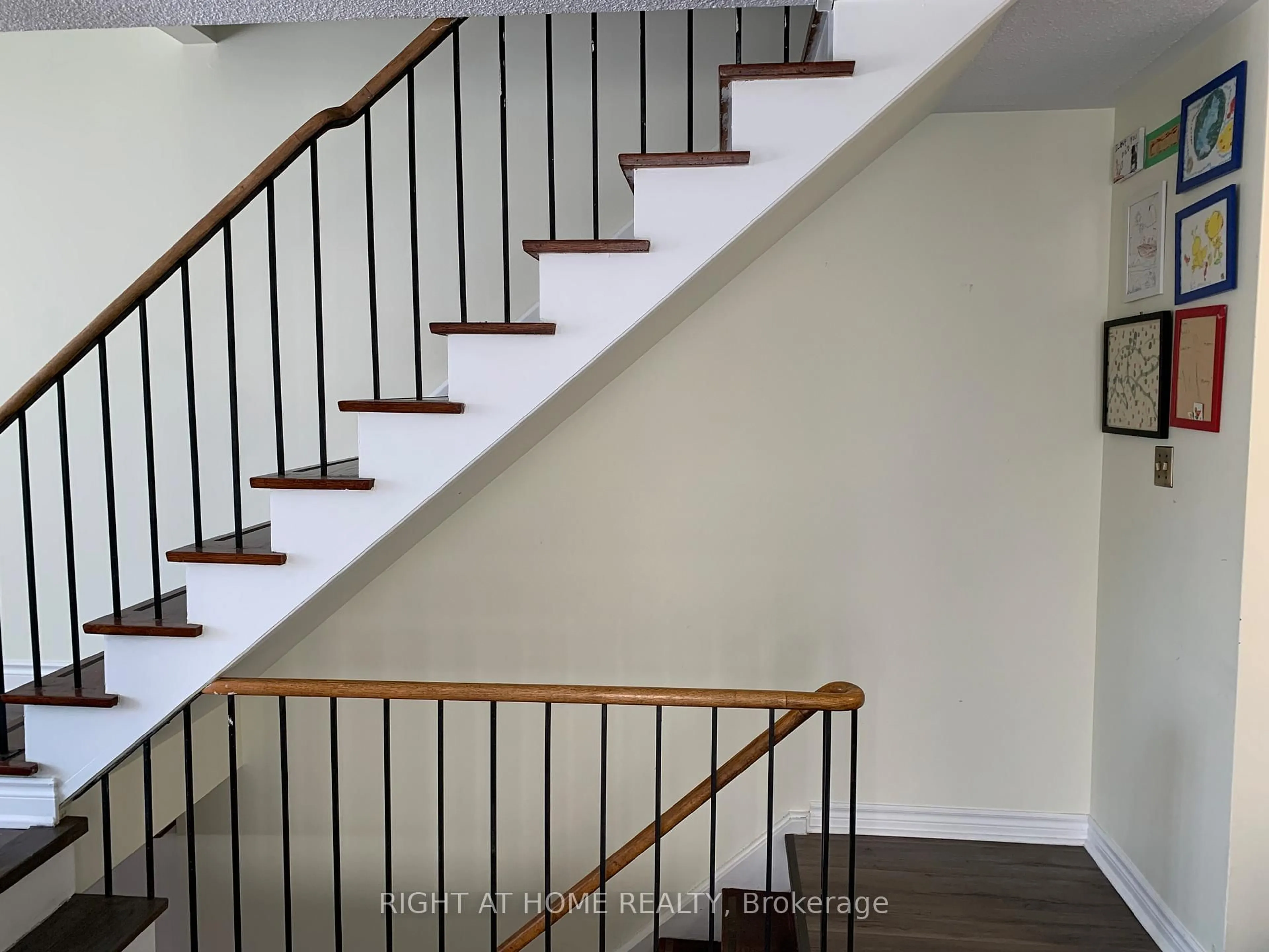 Stairs for 2423 Delkus Cres, Mississauga Ontario L5A 1K8