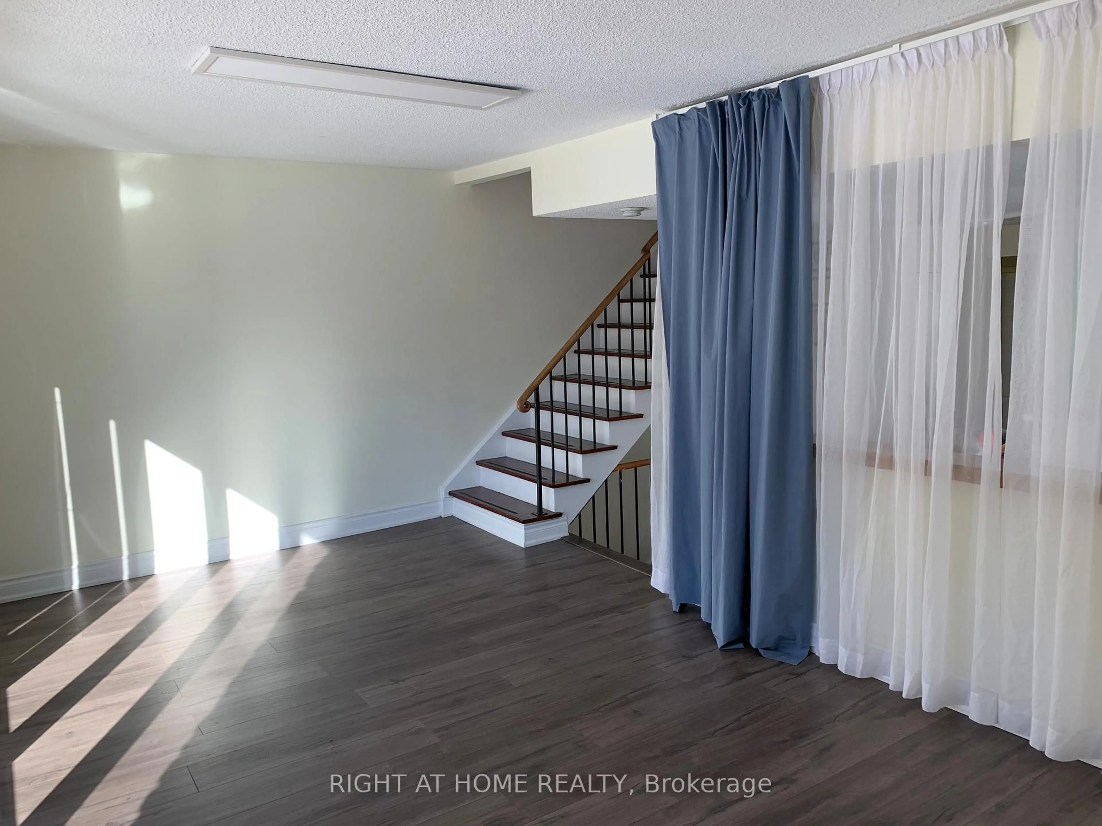 A pic of a room for 2423 Delkus Cres, Mississauga Ontario L5A 1K8