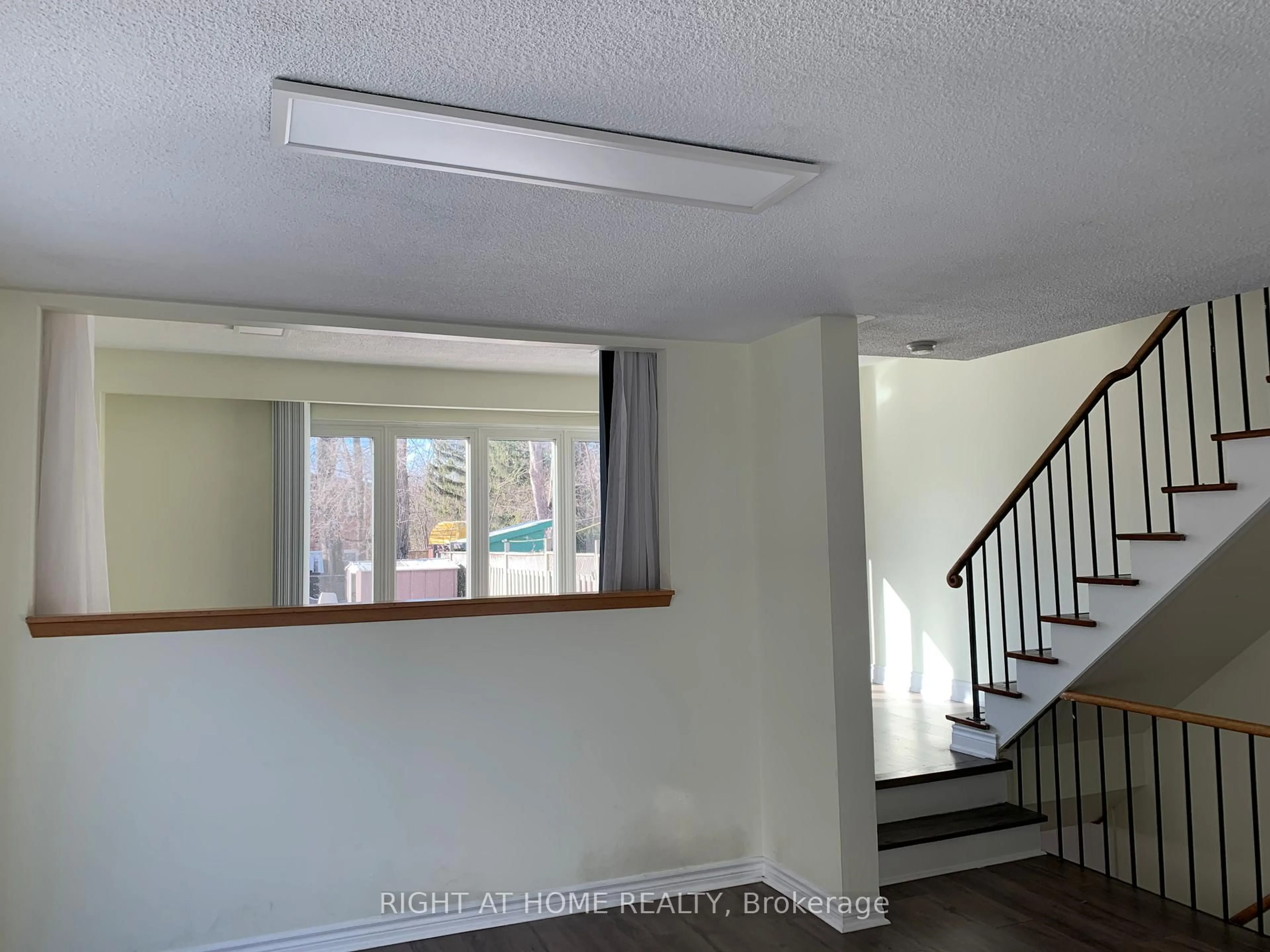 A pic of a room for 2423 Delkus Cres, Mississauga Ontario L5A 1K8