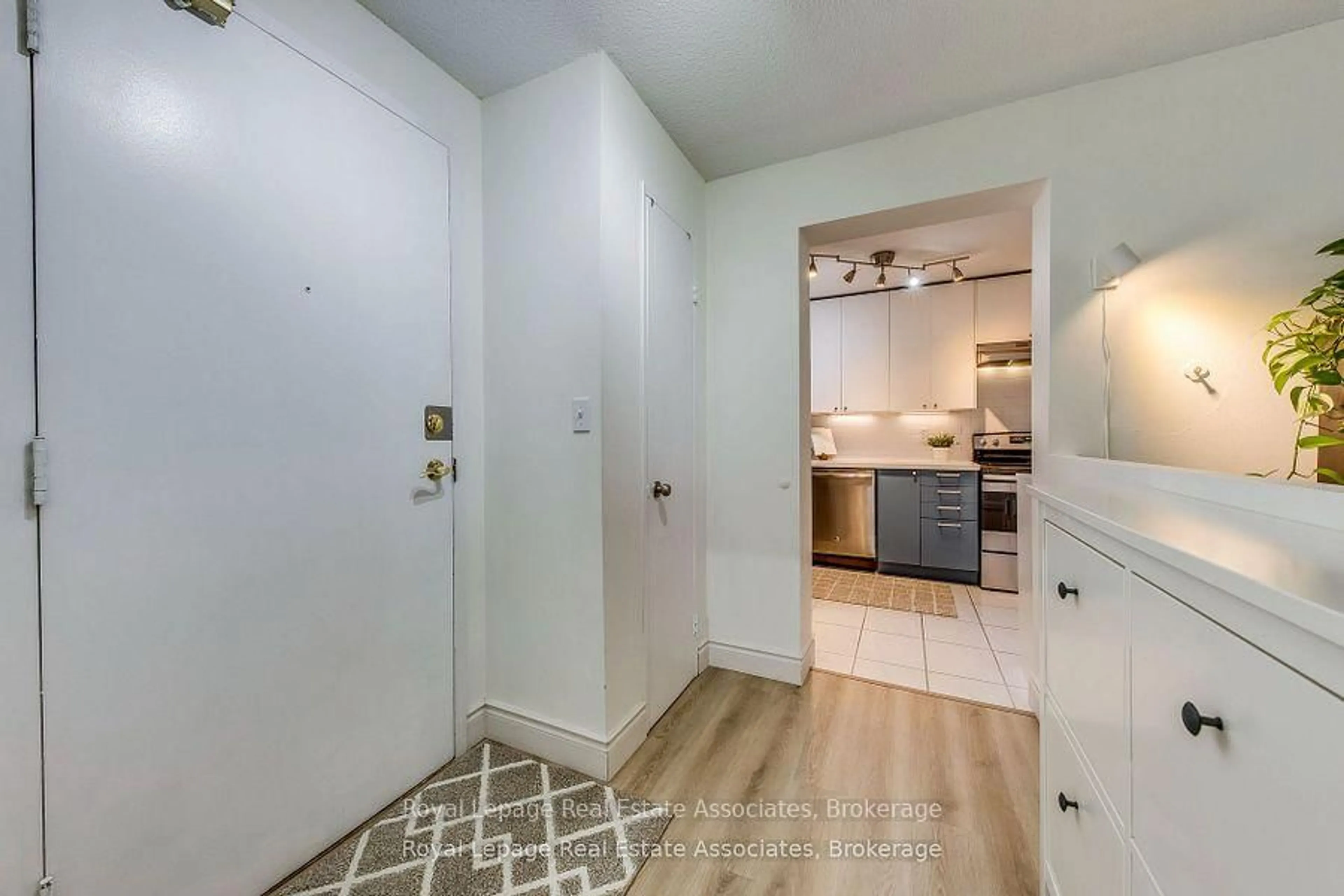 Indoor entryway for 155 Hillcrest Ave #901, Mississauga Ontario L5B 3Z2