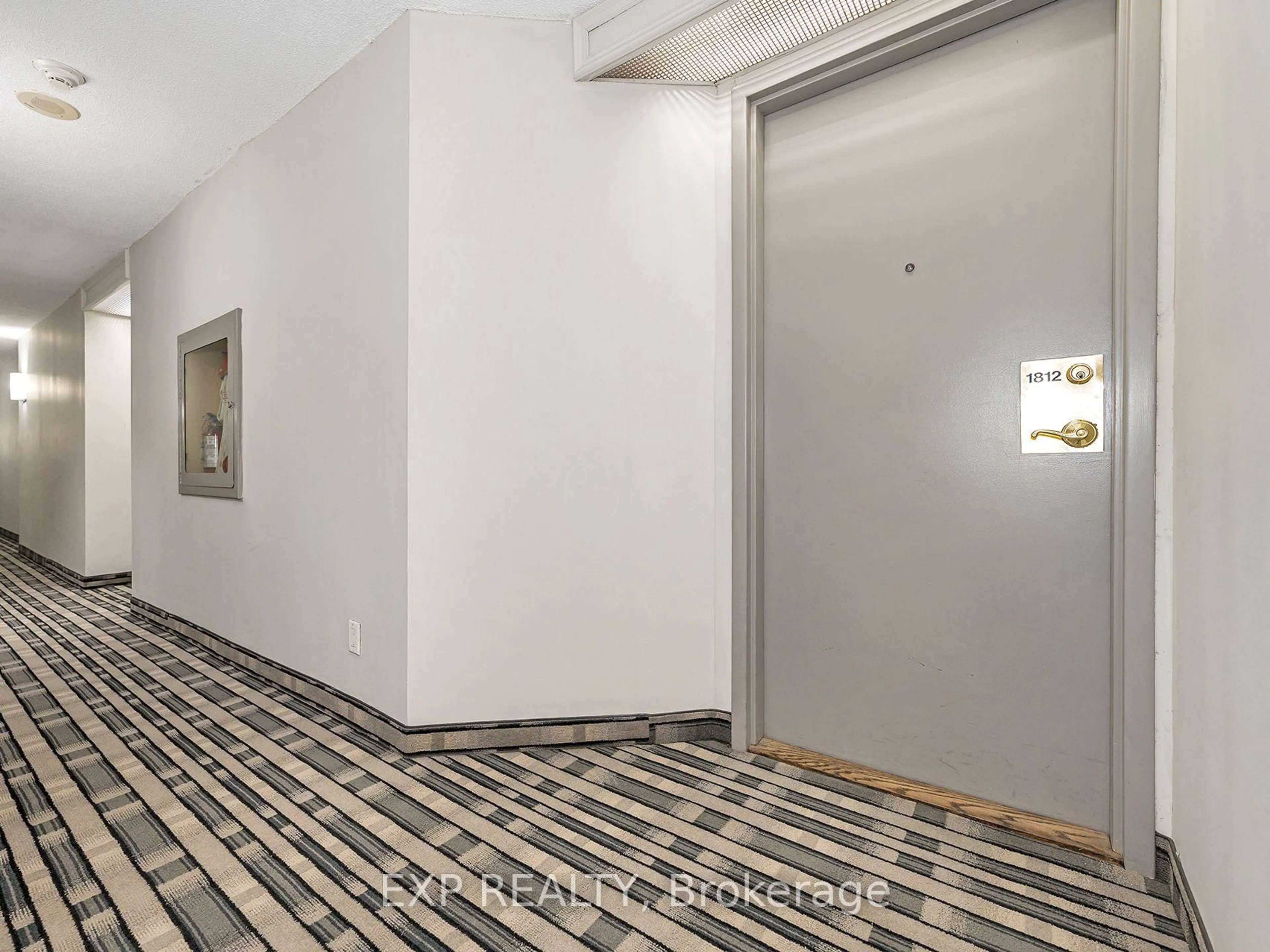 Indoor foyer for 145 Hillcrest Ave #1812, Mississauga Ontario L5B 3Z1