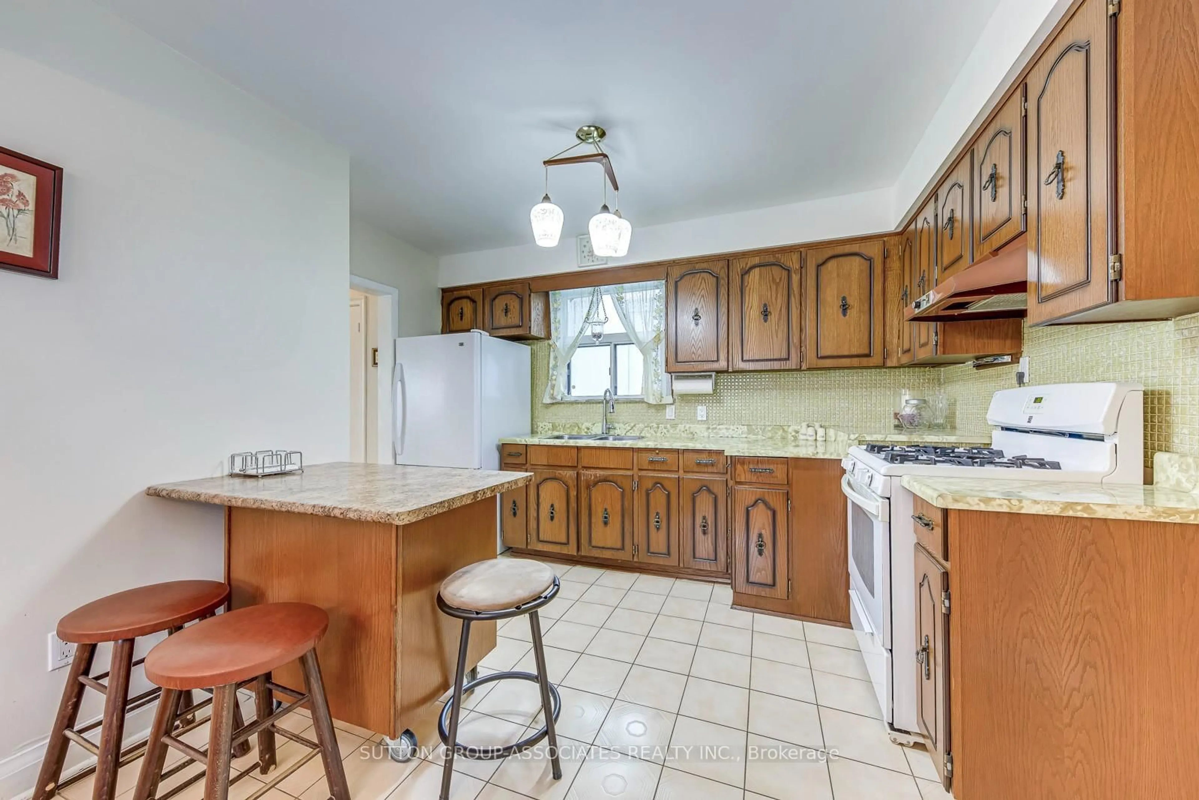 Standard kitchen, ceramic/tile floor for 136 Anthony Rd, Toronto Ontario M3K 1B6