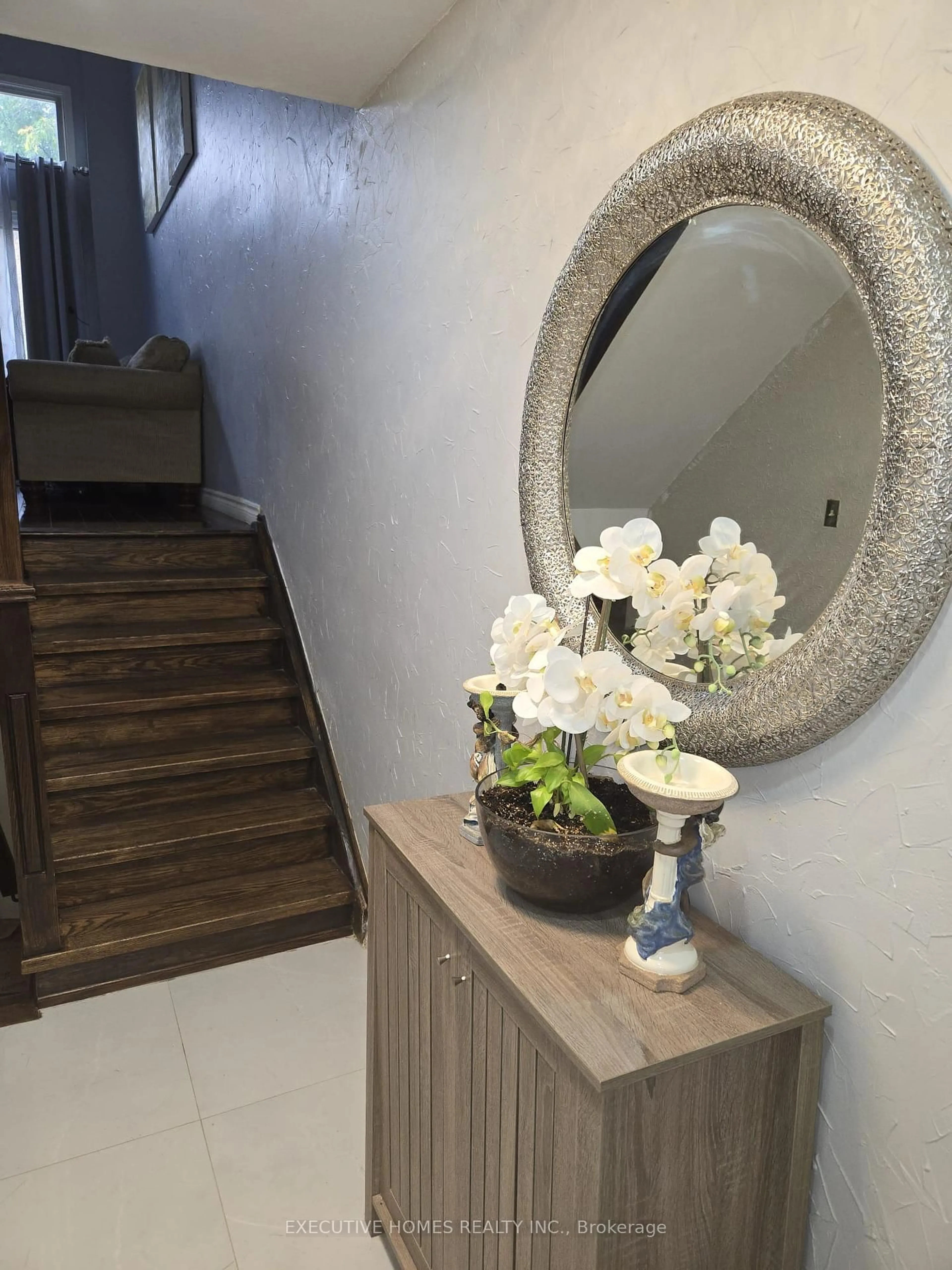 Indoor entryway for 61 Collins Cres, Brampton Ontario L6V 3N1