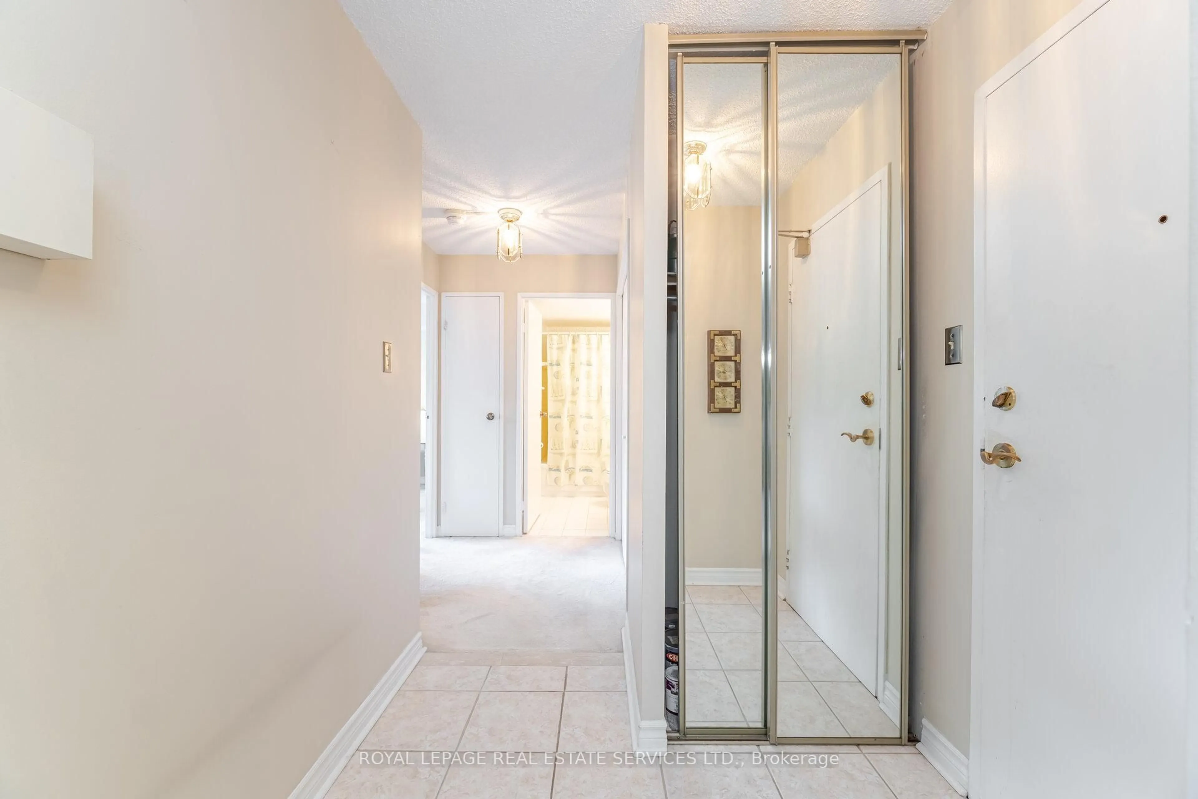 Indoor entryway for 3950 Kaneff Cres #102, Mississauga Ontario L5A 3X3