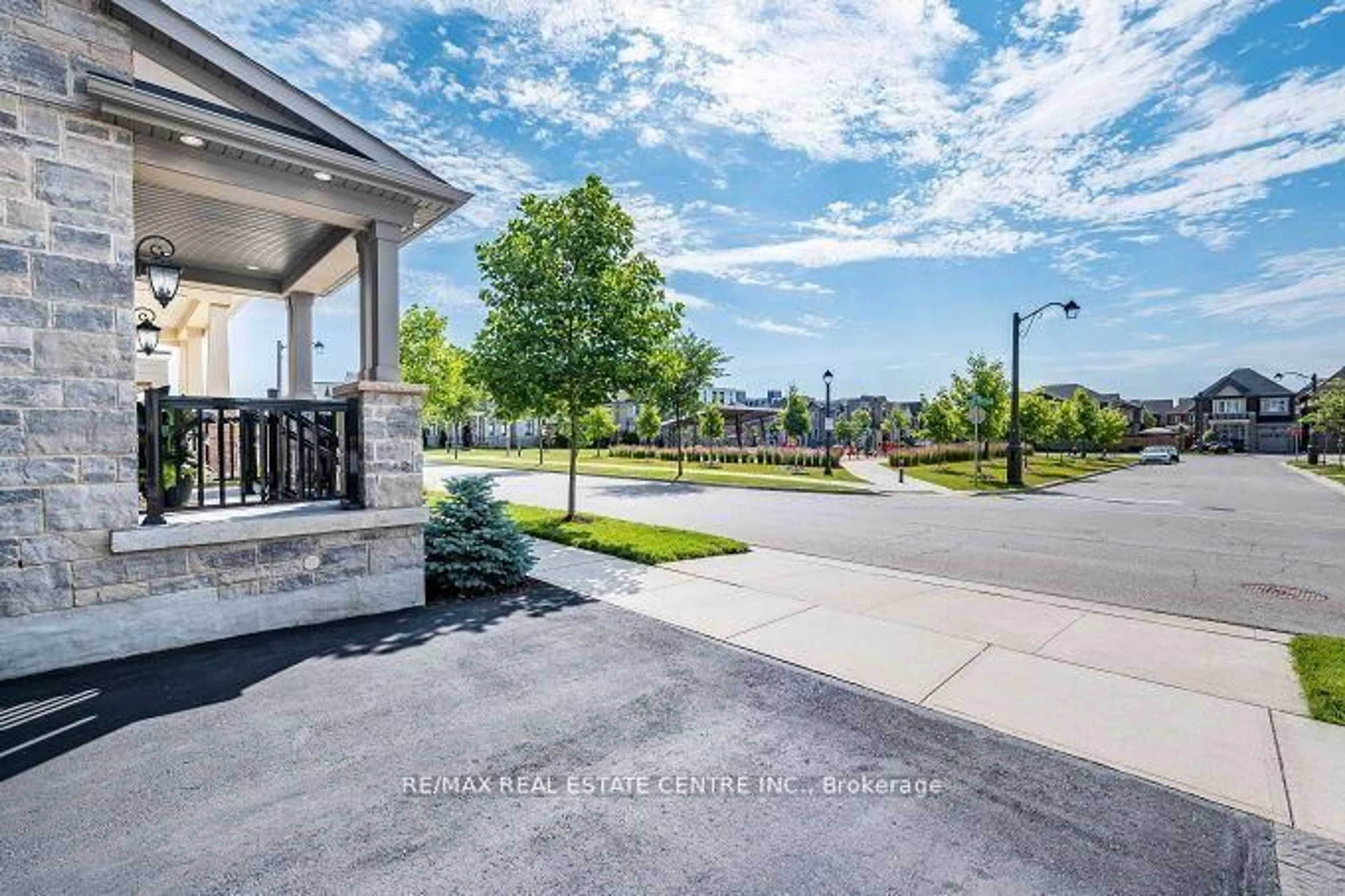 Patio, street for 323 Harold Dent Tr, Oakville Ontario L6M 1R3