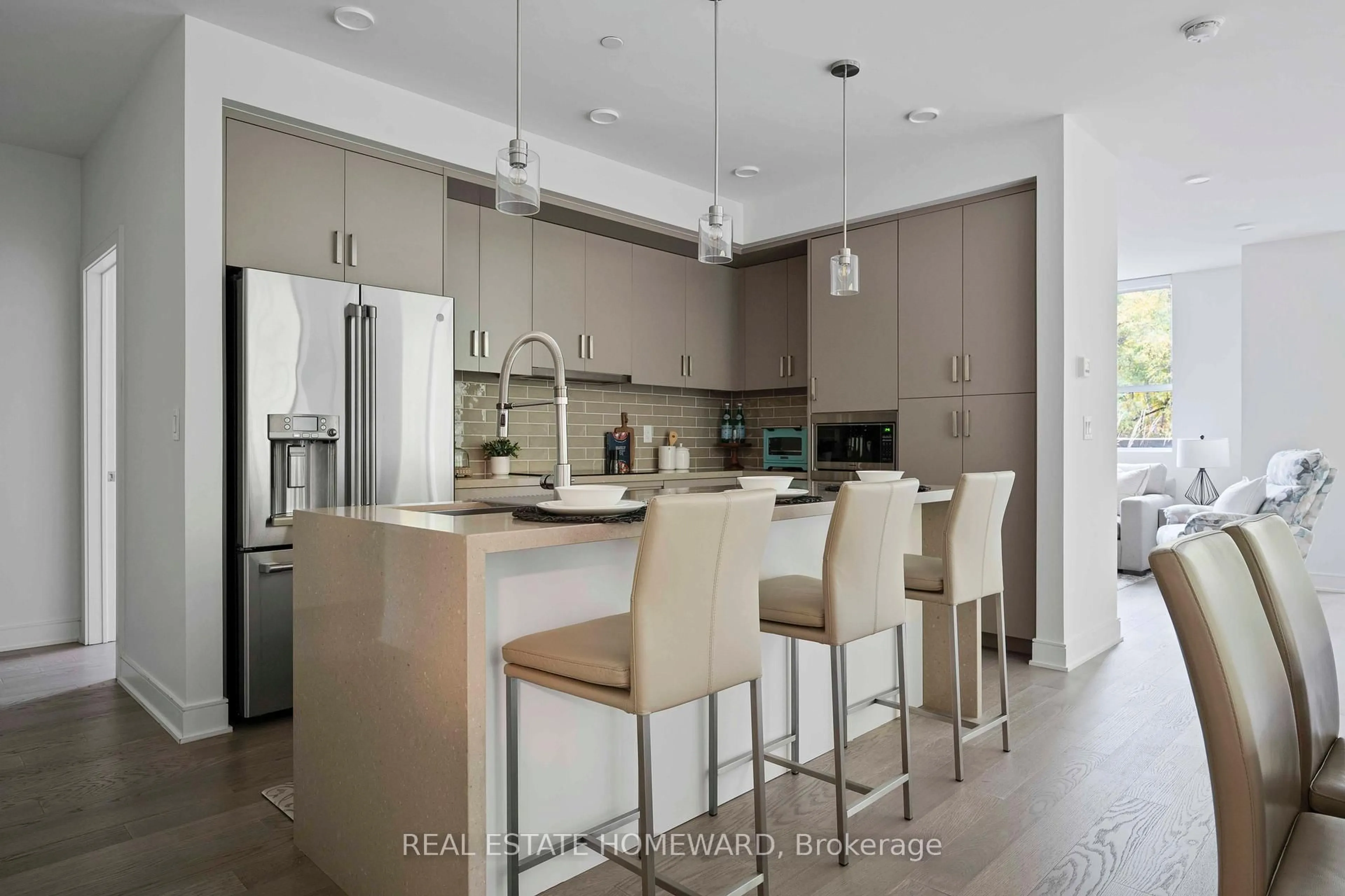 Contemporary kitchen, unknown for 1575 Lakeshore Rd #108, Mississauga Ontario L5J 0B1