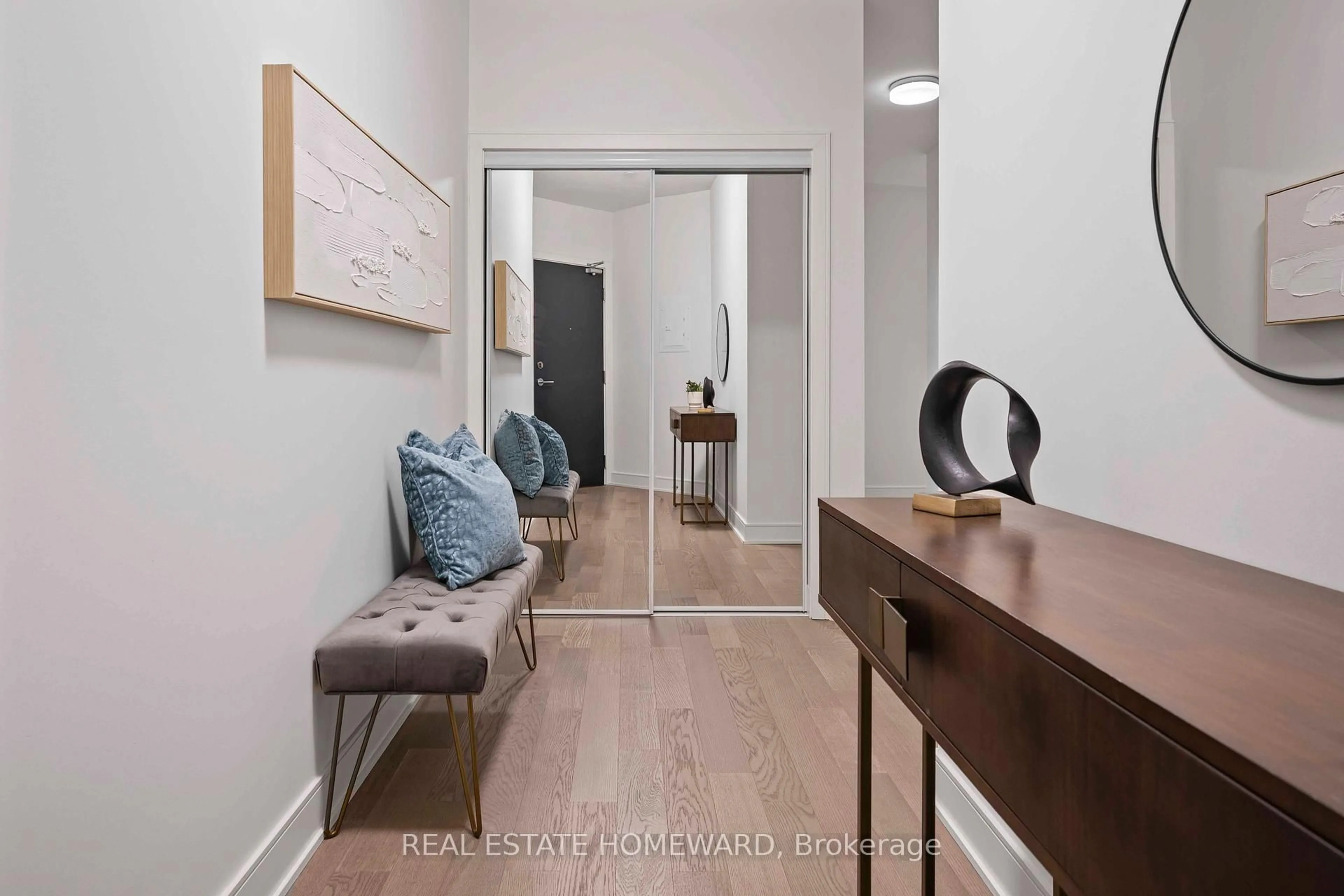 Indoor entryway for 1575 Lakeshore Rd #108, Mississauga Ontario L5J 0B1