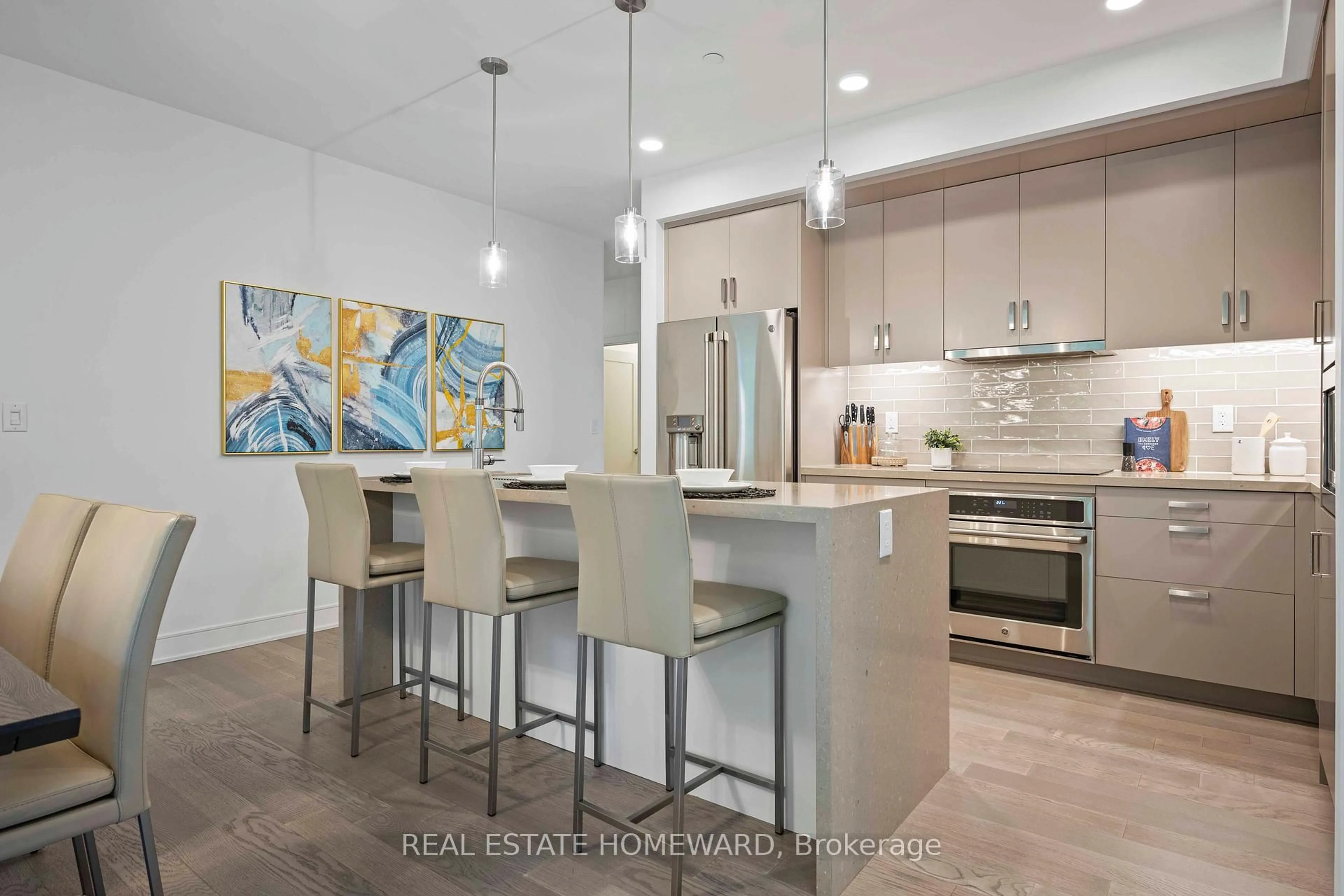 Open concept kitchen, ceramic/tile floor for 1575 Lakeshore Rd #108, Mississauga Ontario L5J 0B1