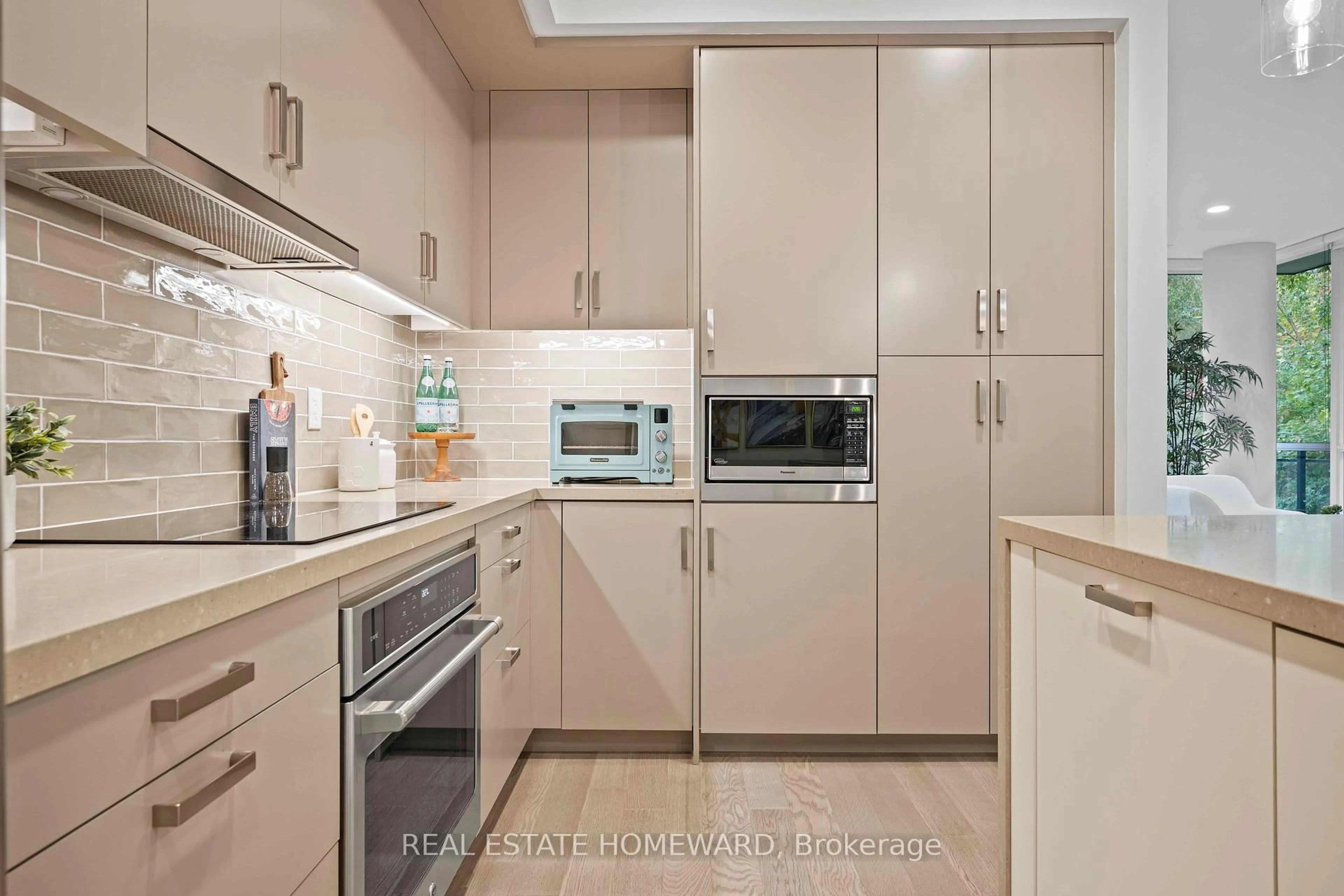 Standard kitchen, ceramic/tile floor for 1575 Lakeshore Rd #108, Mississauga Ontario L5J 0B1