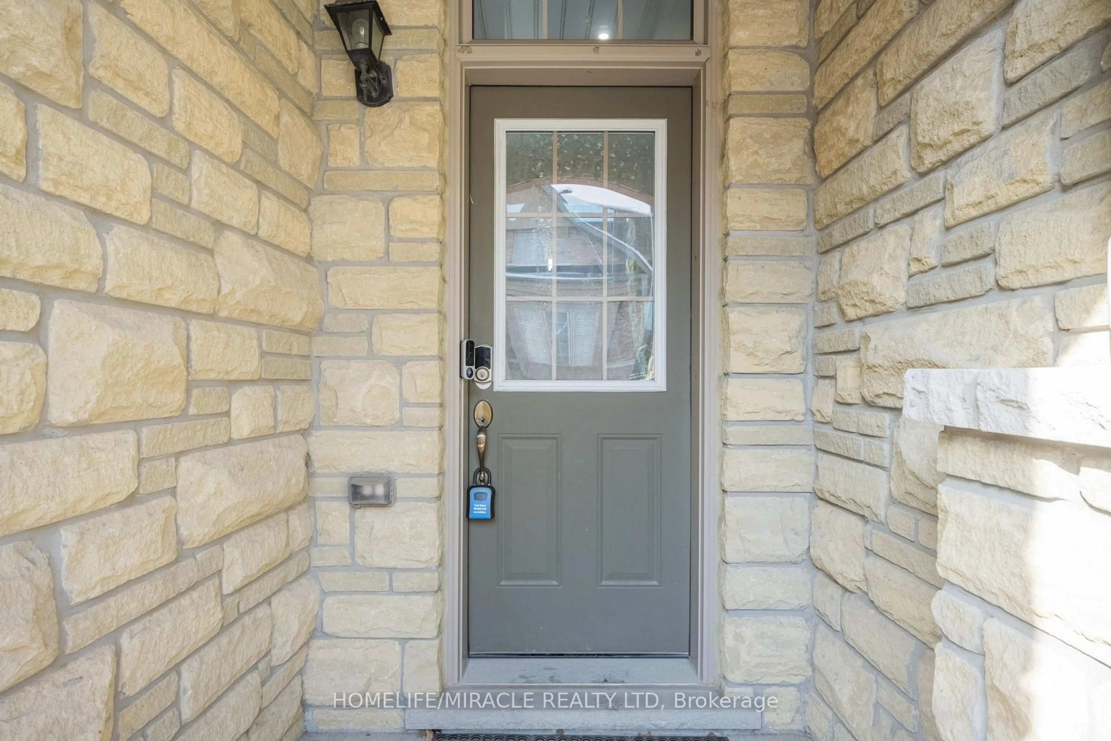 Indoor entryway for 46 Sea Drifter Cres, Brampton Ontario L6P 4B1