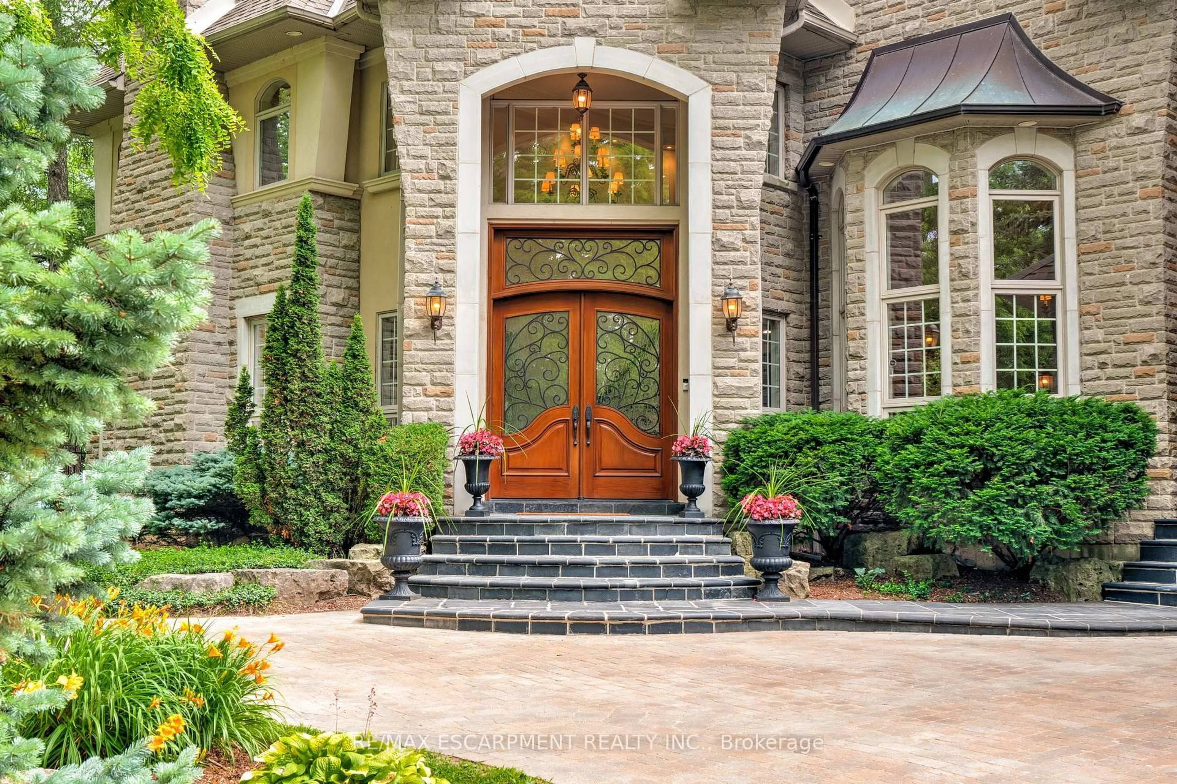 Indoor entryway for 106 Appleby Pl, Burlington Ontario L7L 2X1