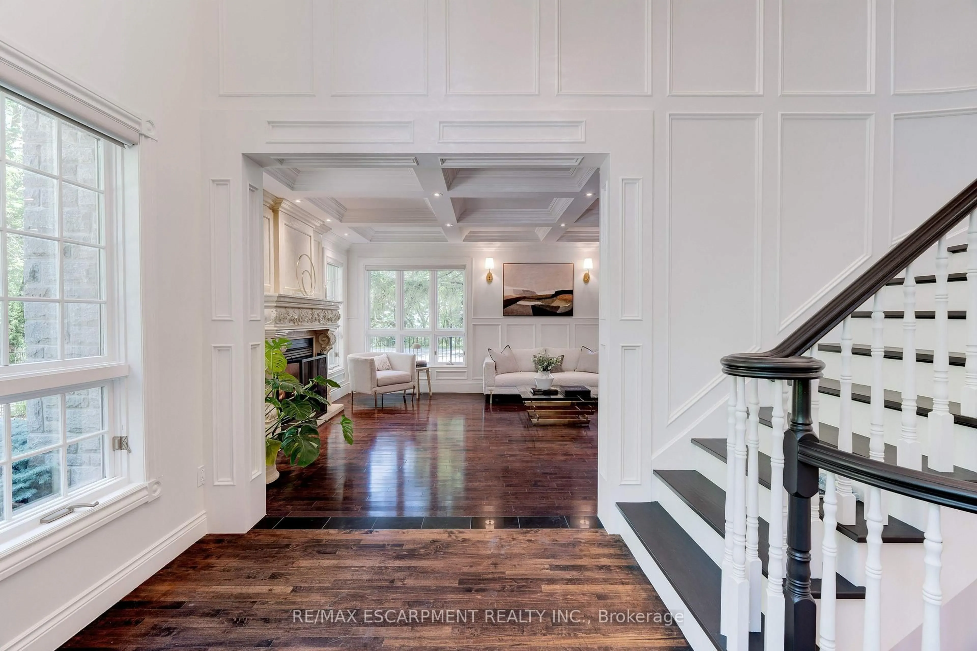 Indoor entryway for 106 Appleby Pl, Burlington Ontario L7L 2X1