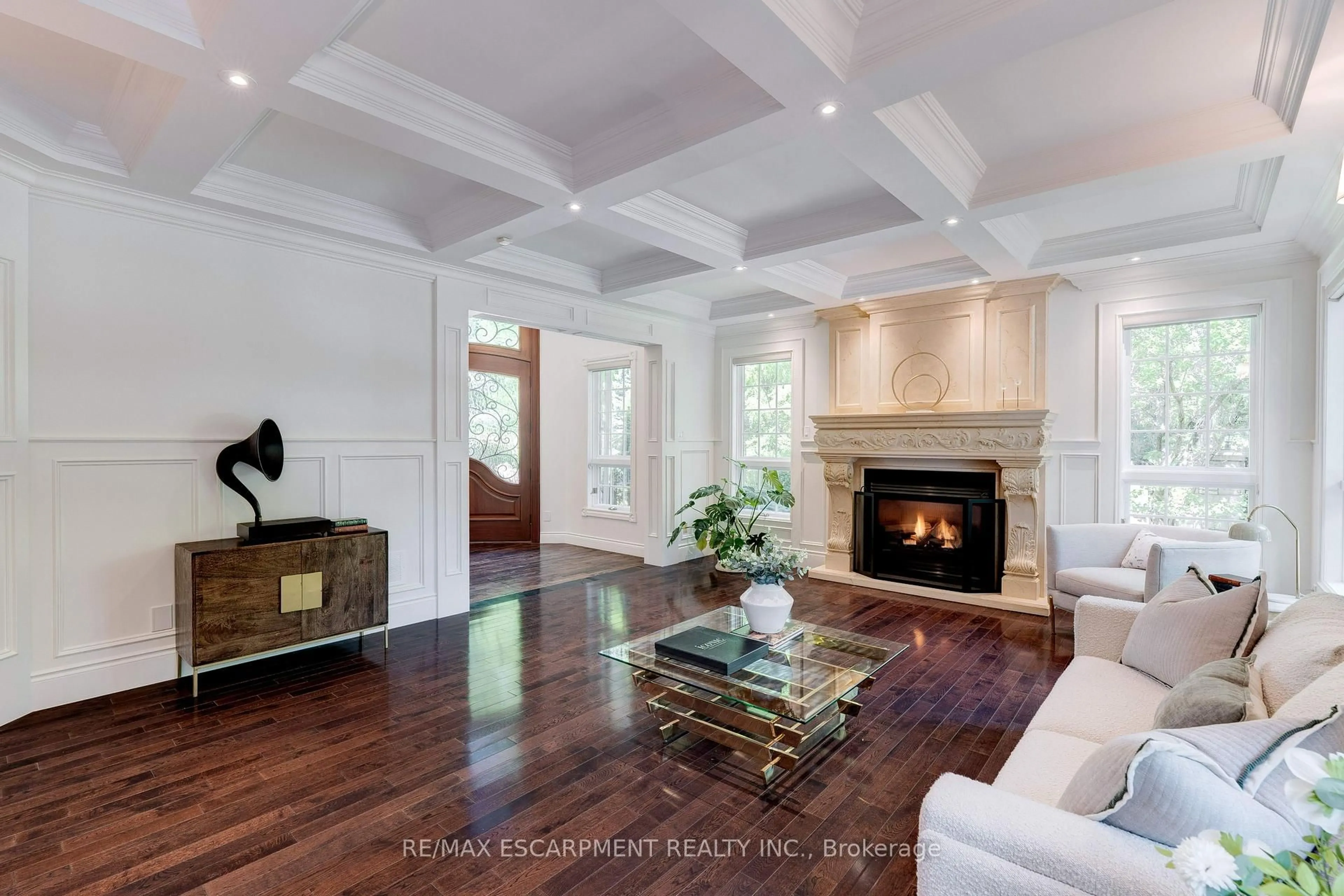 Living room with furniture, unknown for 106 Appleby Pl, Burlington Ontario L7L 2X1