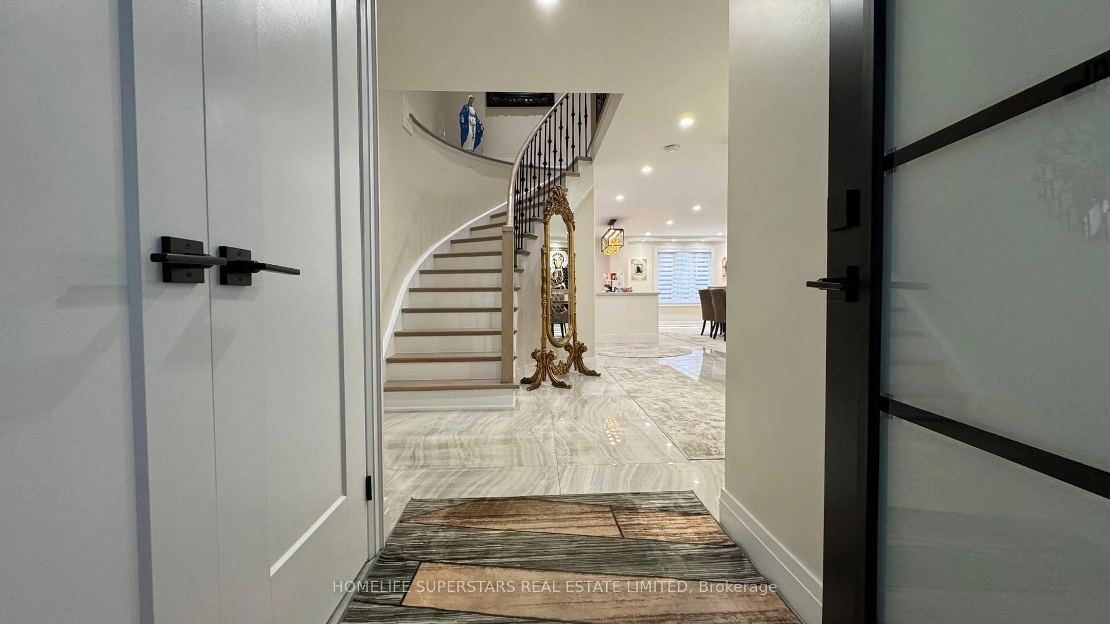 Indoor foyer for 159 Richvale Dr, Brampton Ontario L6Z 4P6