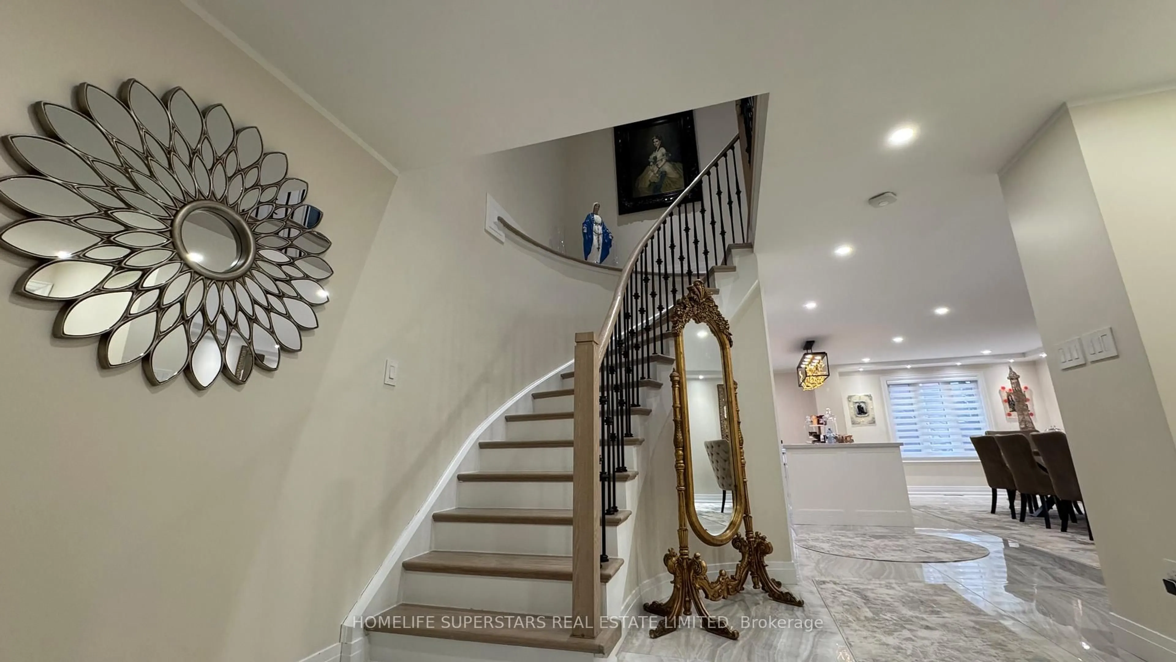 Indoor foyer for 159 Richvale Dr, Brampton Ontario L6Z 4P6