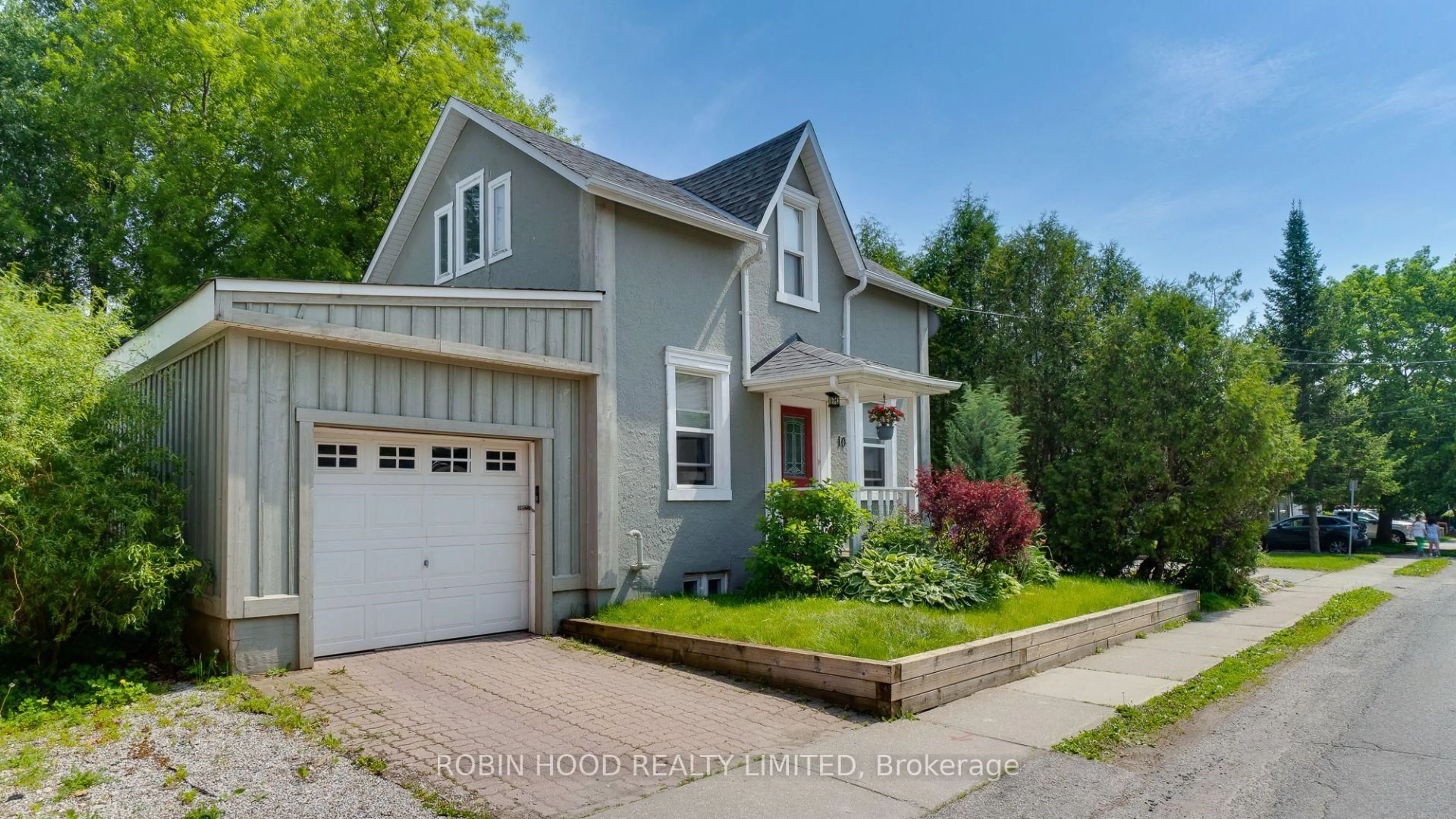 Home with vinyl exterior material, street for 10 Knox St, Halton Hills Ontario L7J 1C7