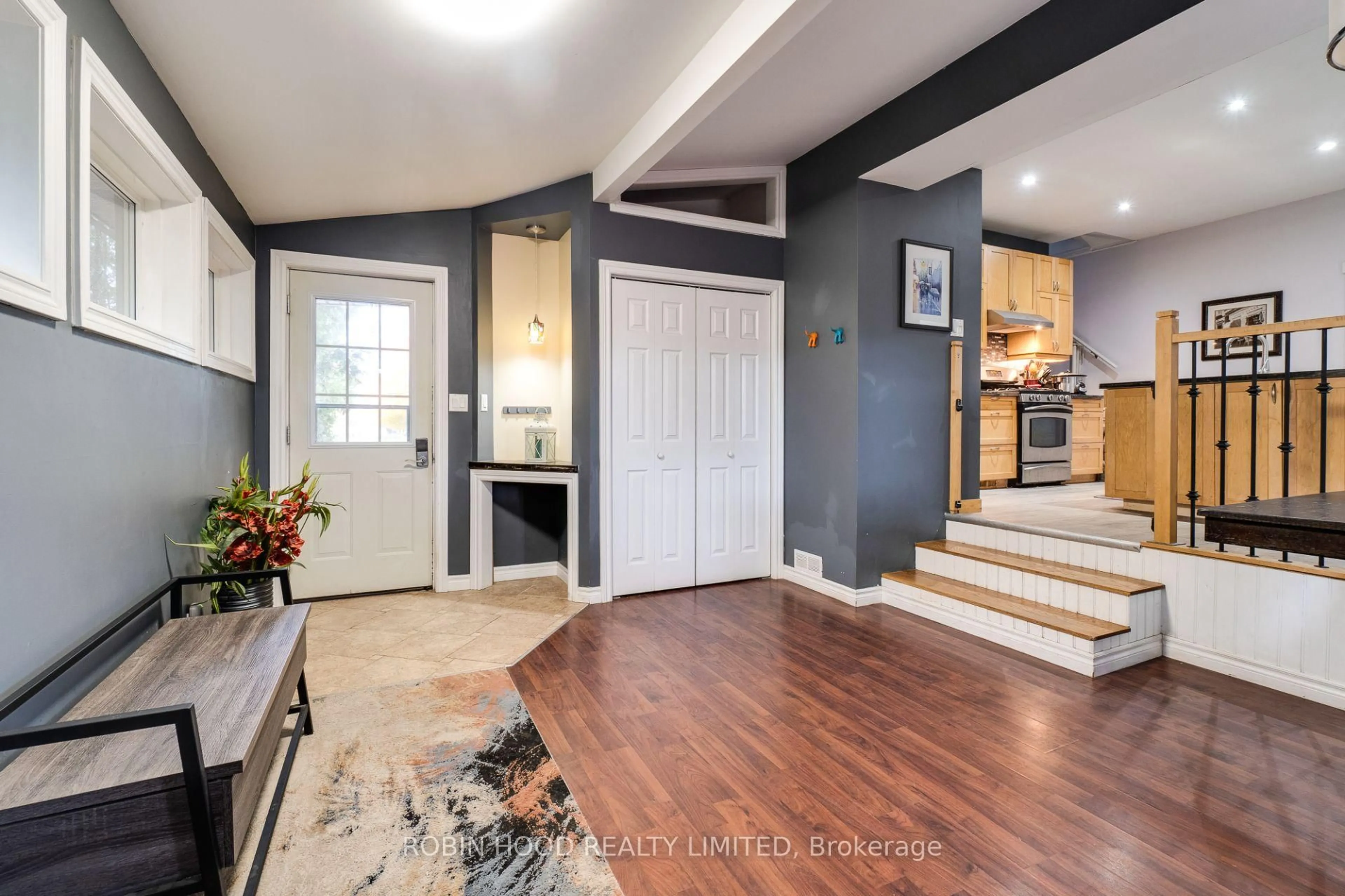 Indoor entryway for 10 Knox St, Halton Hills Ontario L7J 1C7