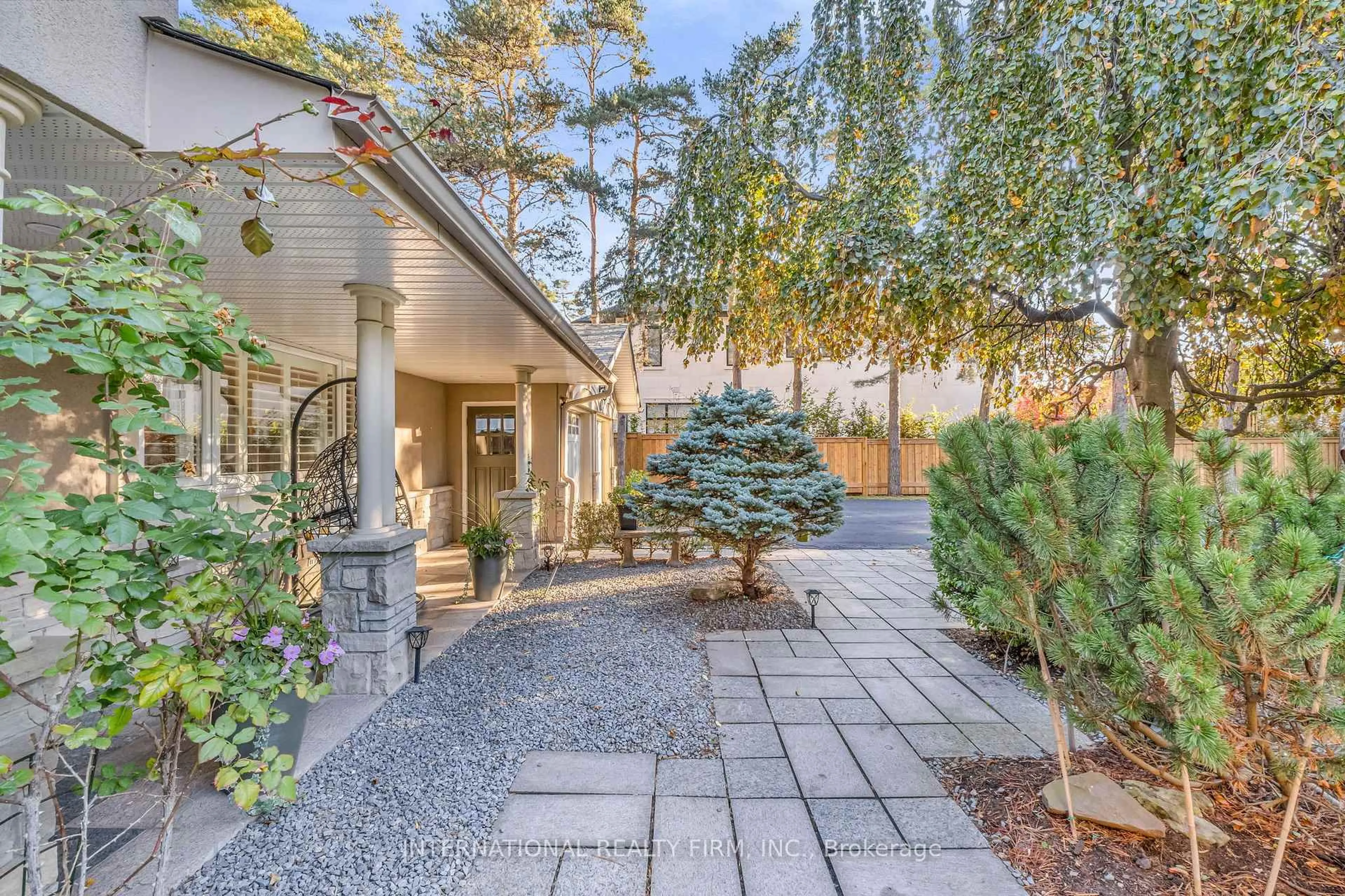 Patio, street for 1049 Indian Rd, Mississauga Ontario L5H 1R6