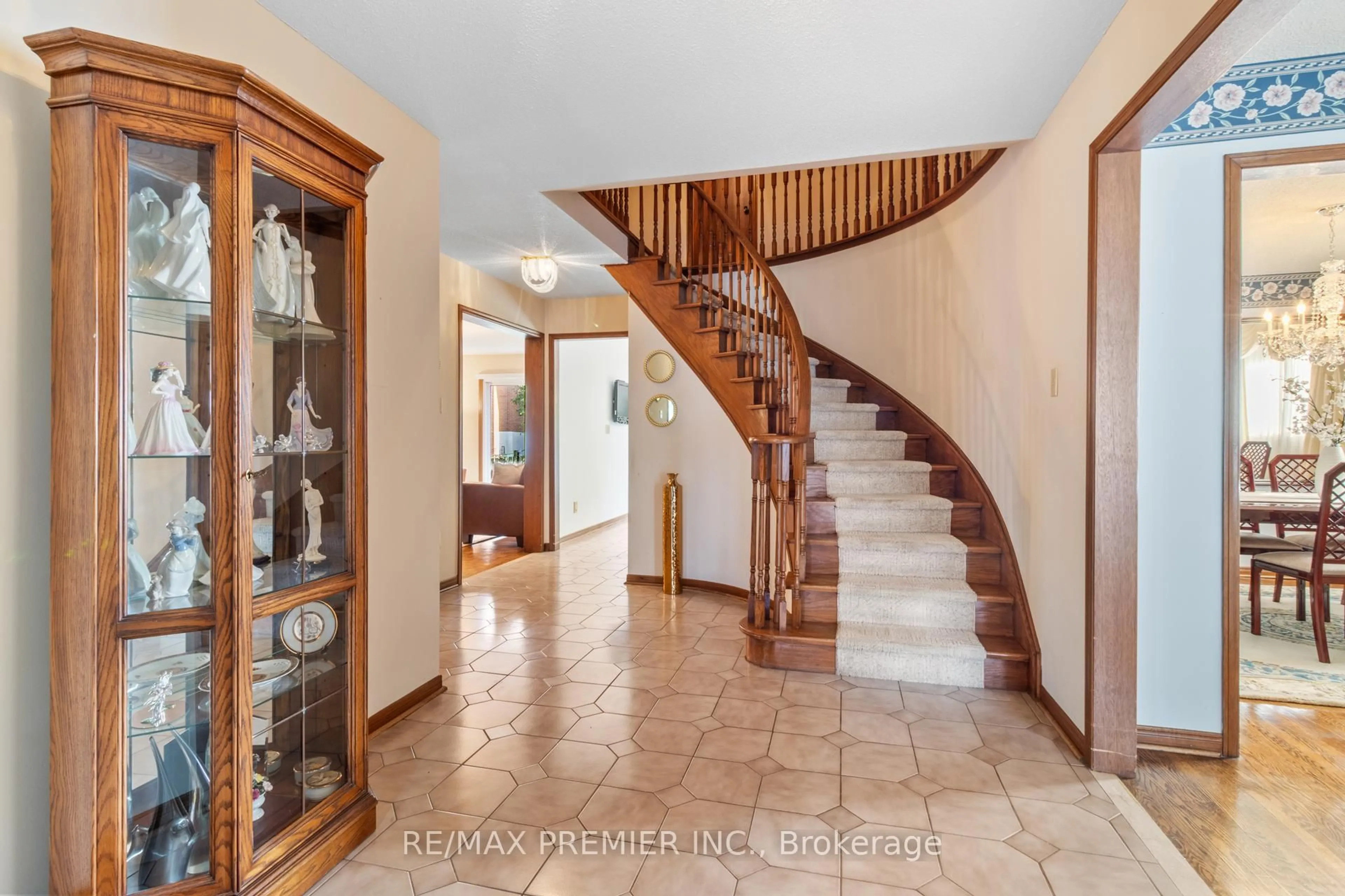 Indoor foyer for 180 Benjamin Boake Tr, Toronto Ontario M3J 3C4