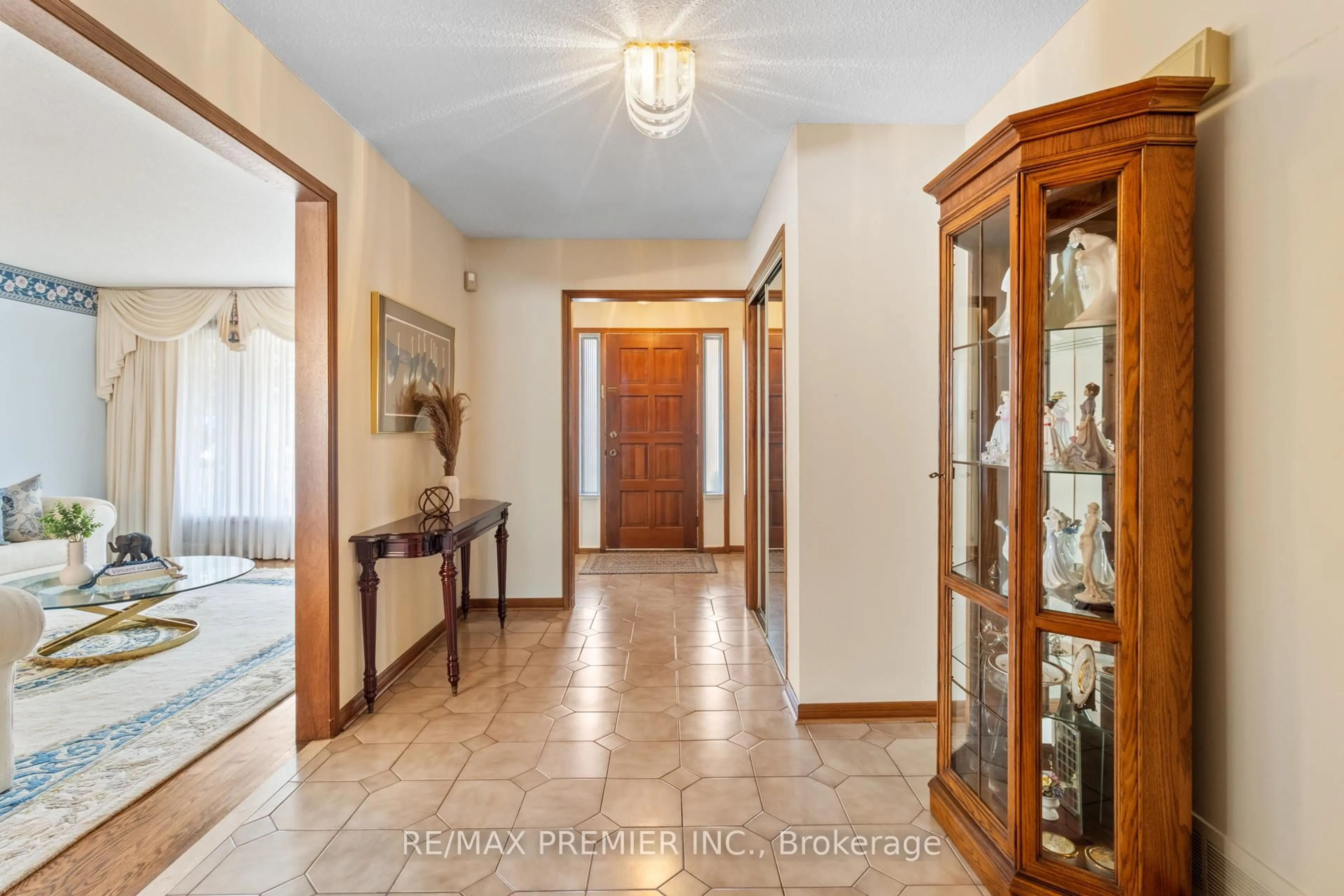 Indoor foyer for 180 Benjamin Boake Tr, Toronto Ontario M3J 3C4