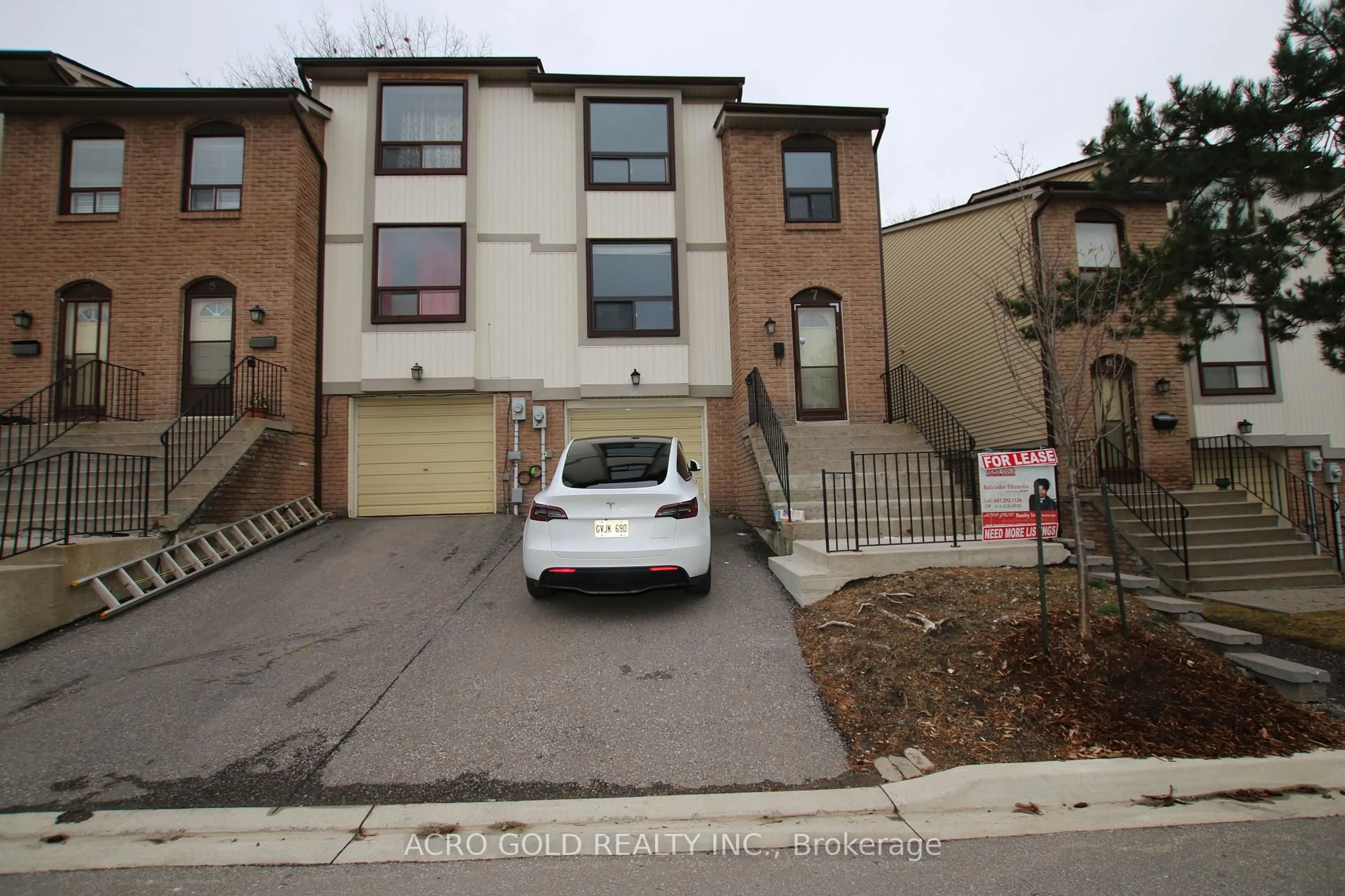A pic from outside/outdoor area/front of a property/back of a property/a pic from drone, street for 7 Mcmullen Cres, Brampton Ontario L6S 3M2