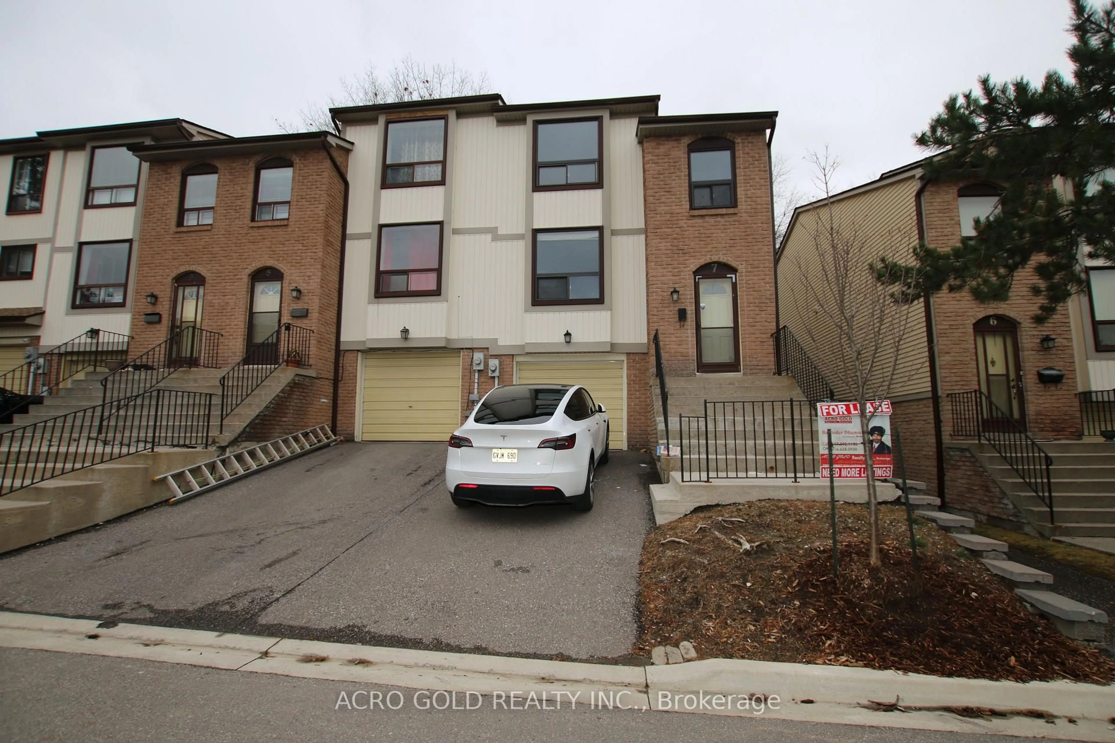 A pic from outside/outdoor area/front of a property/back of a property/a pic from drone, street for 7 Mcmullen Cres, Brampton Ontario L6S 3M2