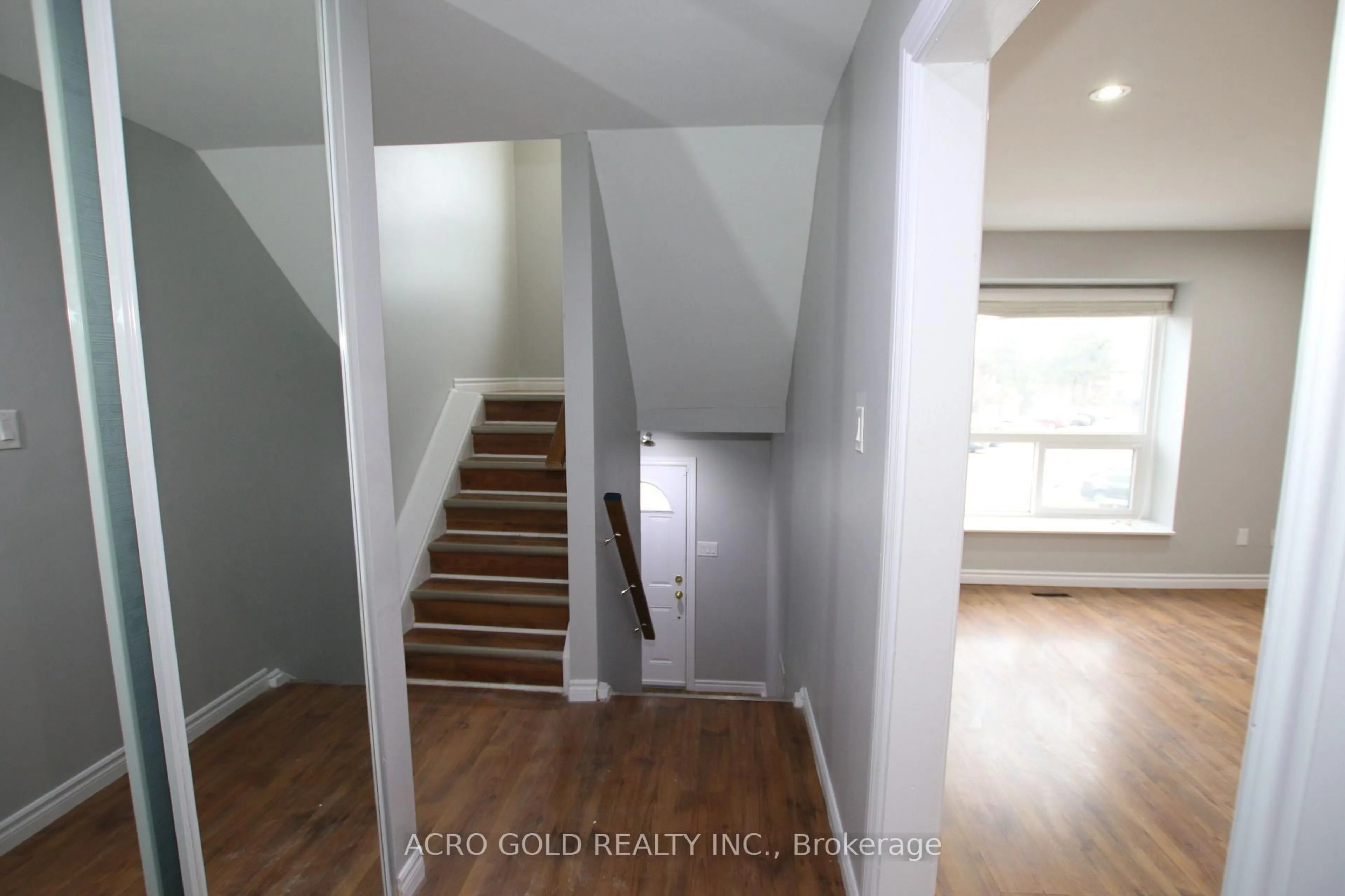 Indoor entryway for 7 Mcmullen Cres, Brampton Ontario L6S 3M2