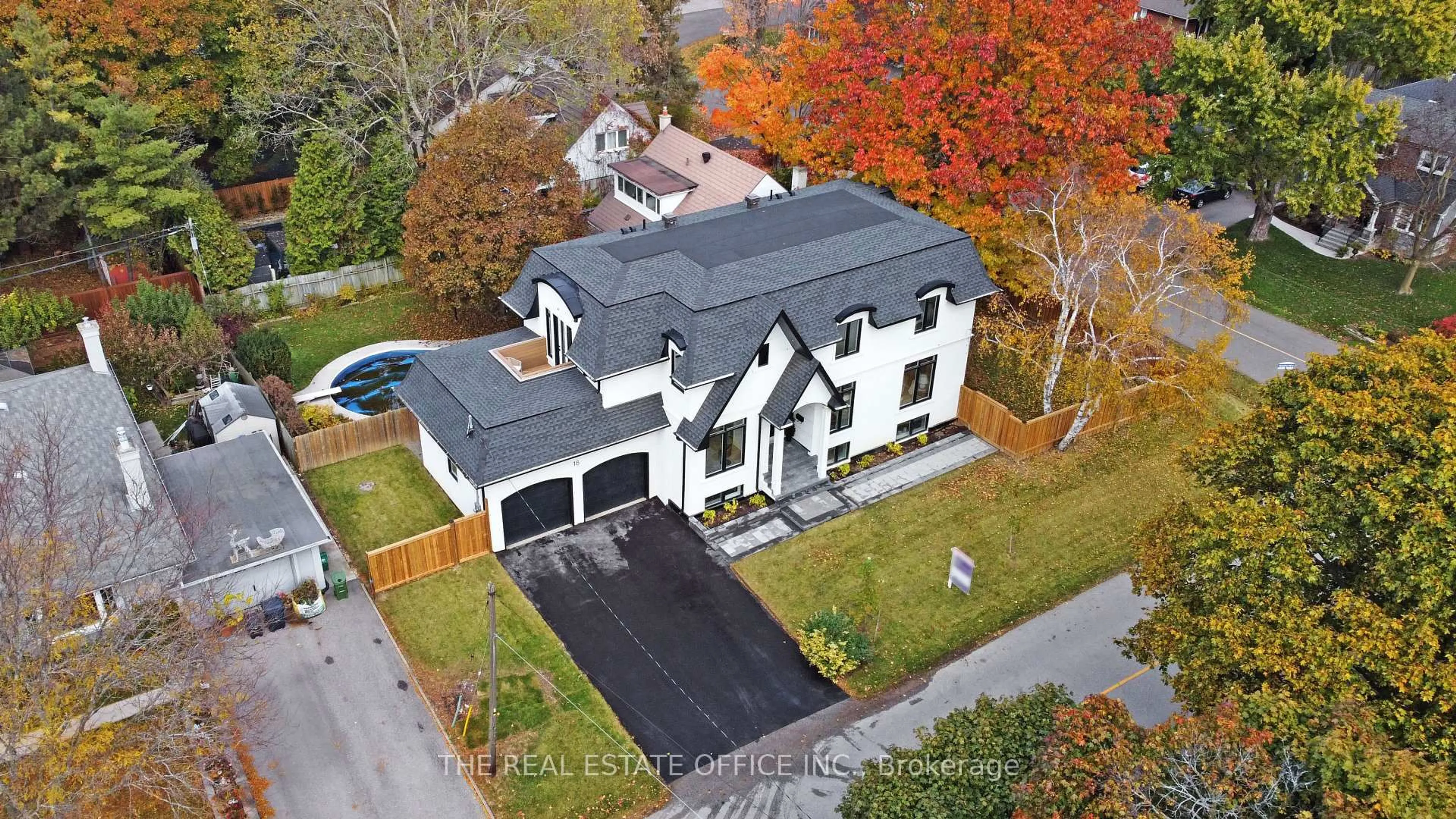 A pic from outside/outdoor area/front of a property/back of a property/a pic from drone, street for 18 Beaverbrook Ave, Toronto Ontario M9B 2M9