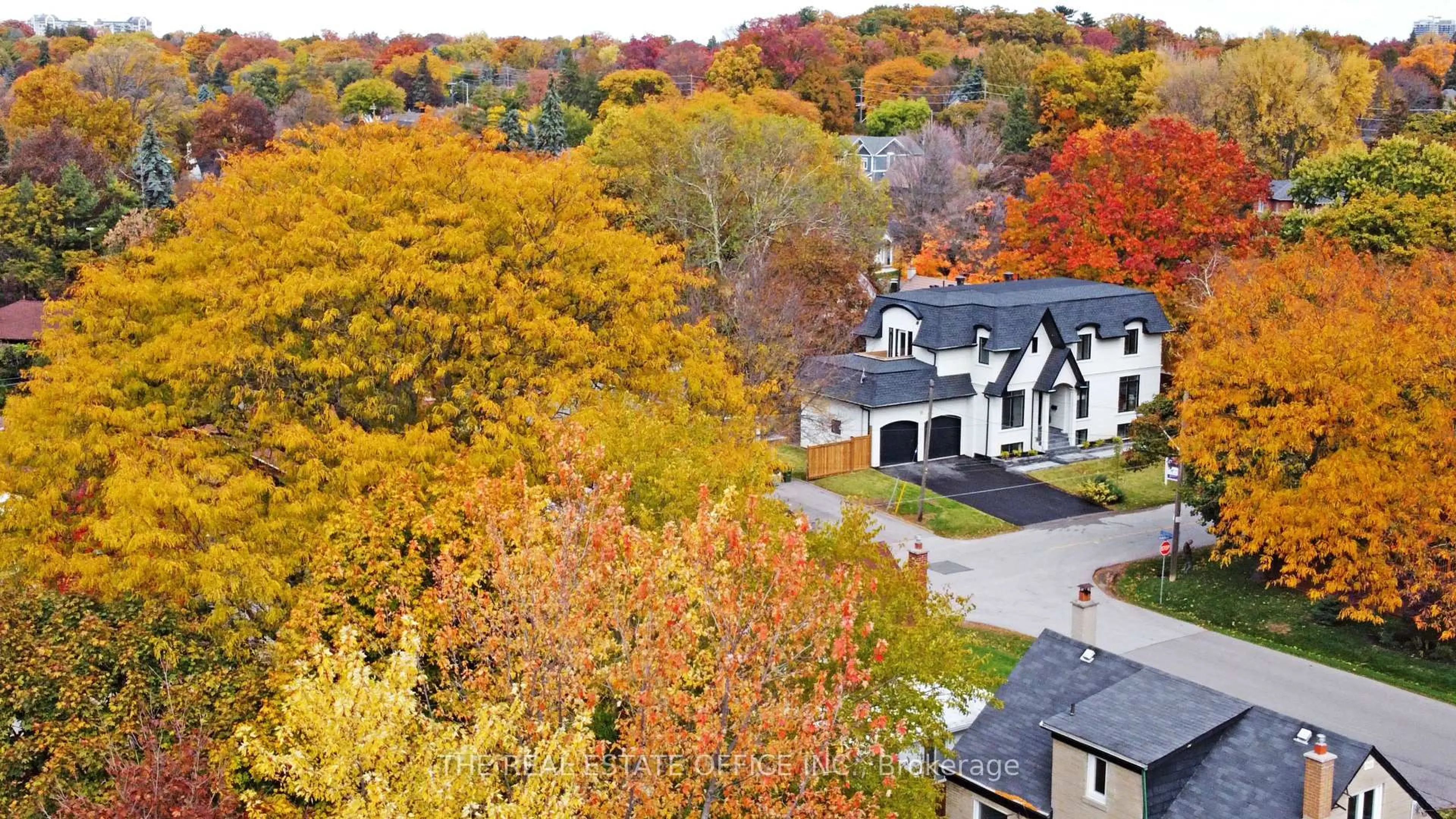 A pic from outside/outdoor area/front of a property/back of a property/a pic from drone, street for 18 Beaverbrook Ave, Toronto Ontario M9B 2M9