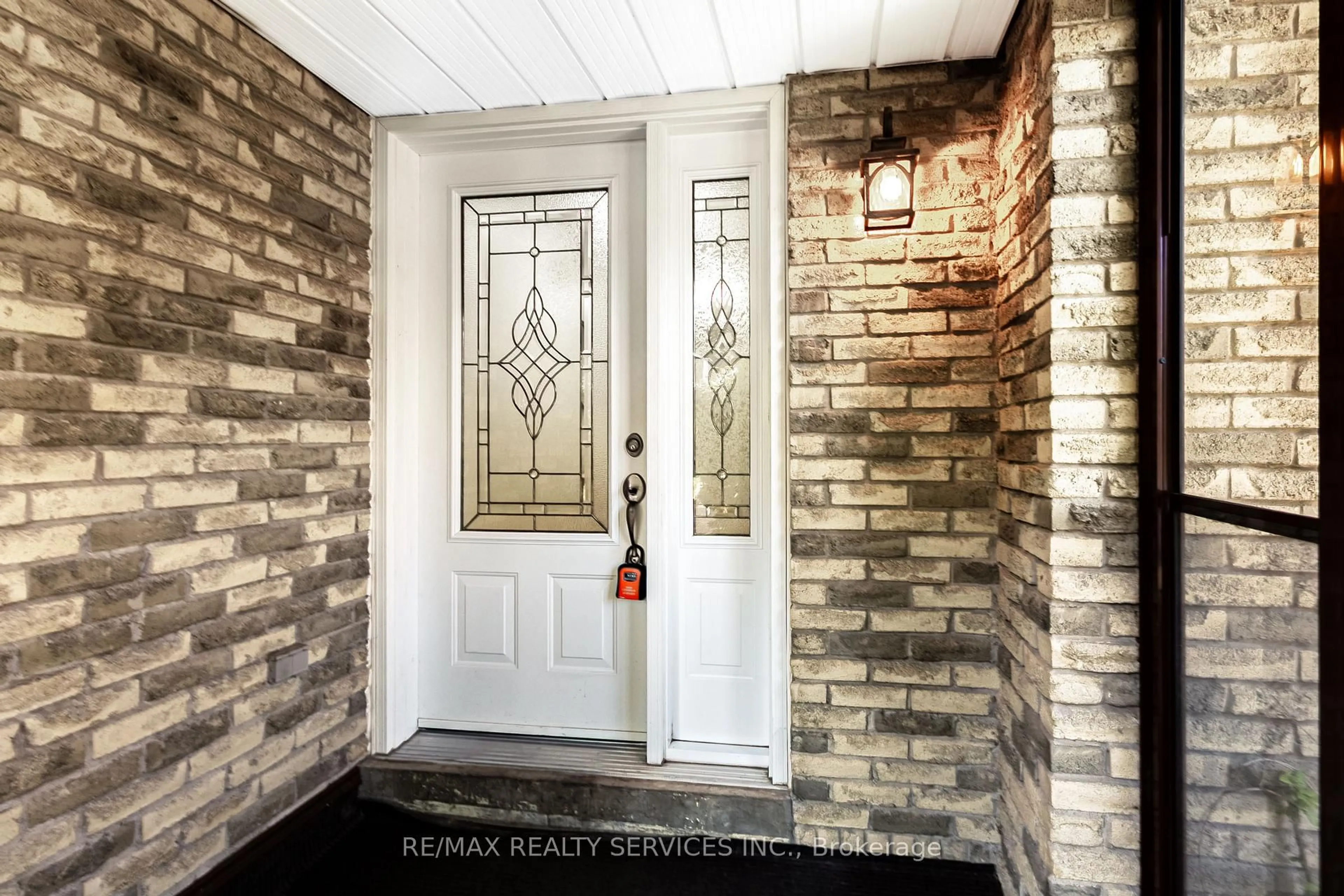 Indoor entryway for 16 Marchmount Cres, Brampton Ontario L6S 2S9