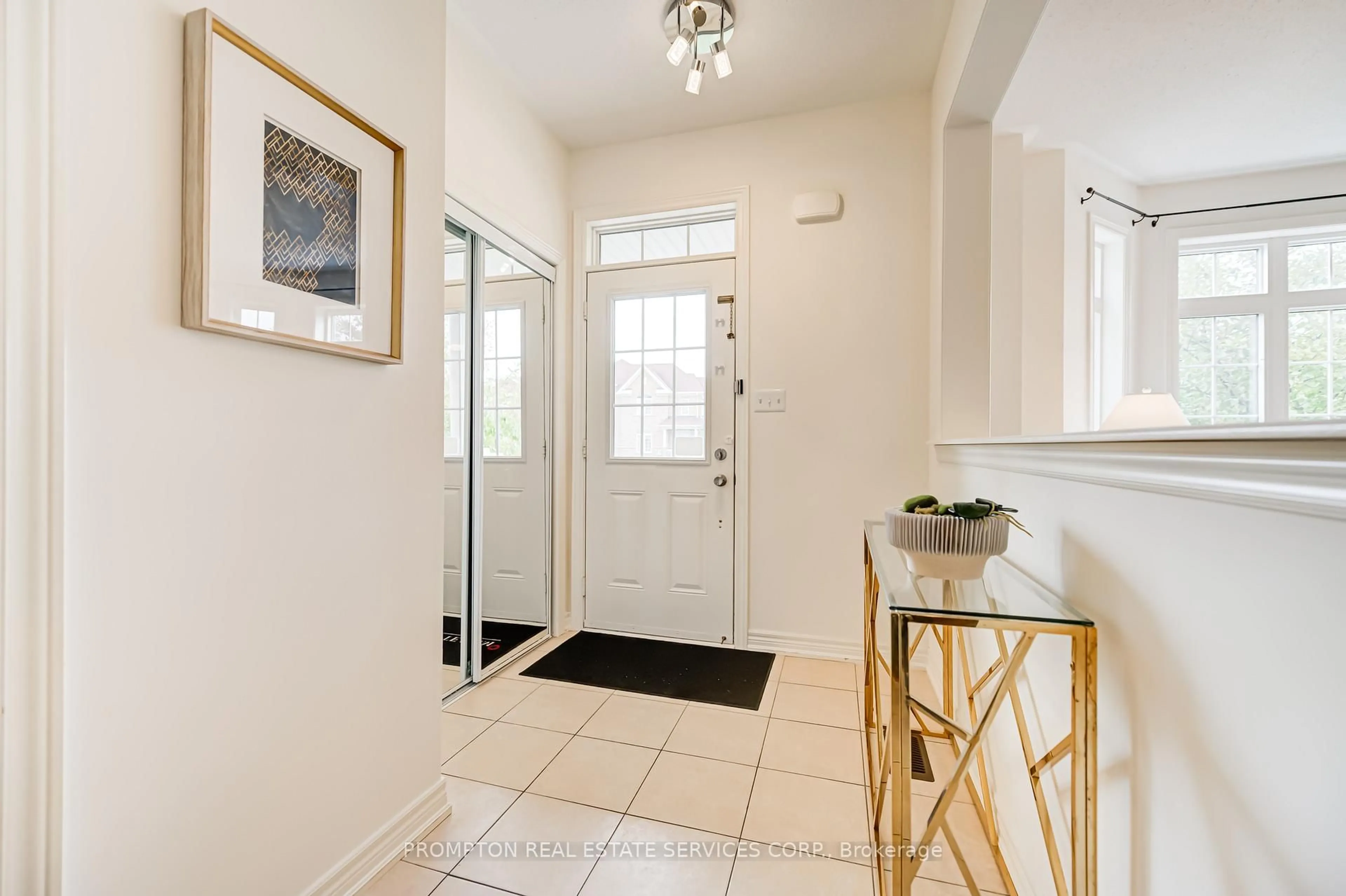 Indoor entryway for 5337 Tenth Line, Mississauga Ontario L5M 0V8