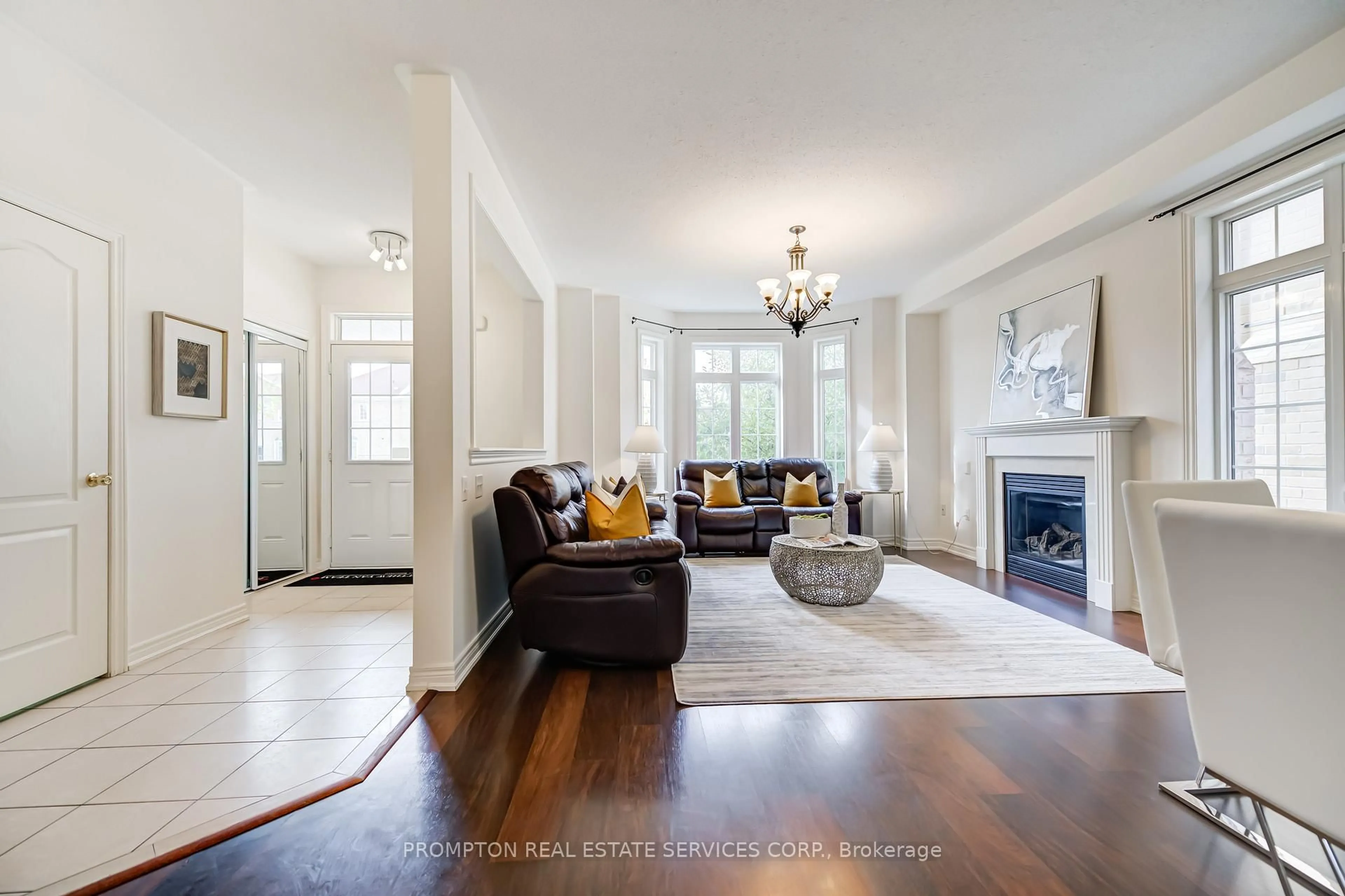 Living room with furniture, unknown for 5337 Tenth Line, Mississauga Ontario L5M 0V8