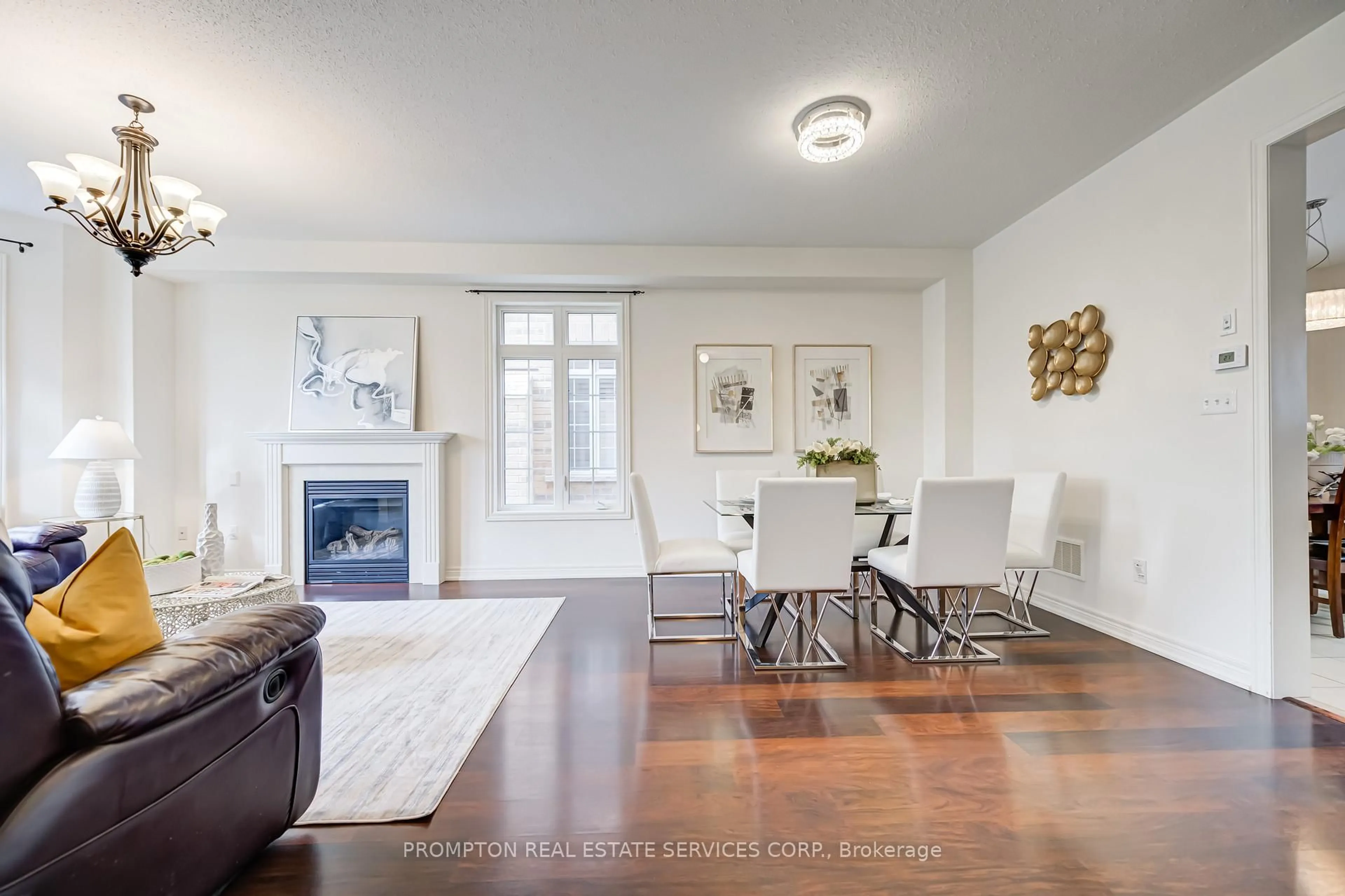 Living room with furniture, unknown for 5337 Tenth Line, Mississauga Ontario L5M 0V8