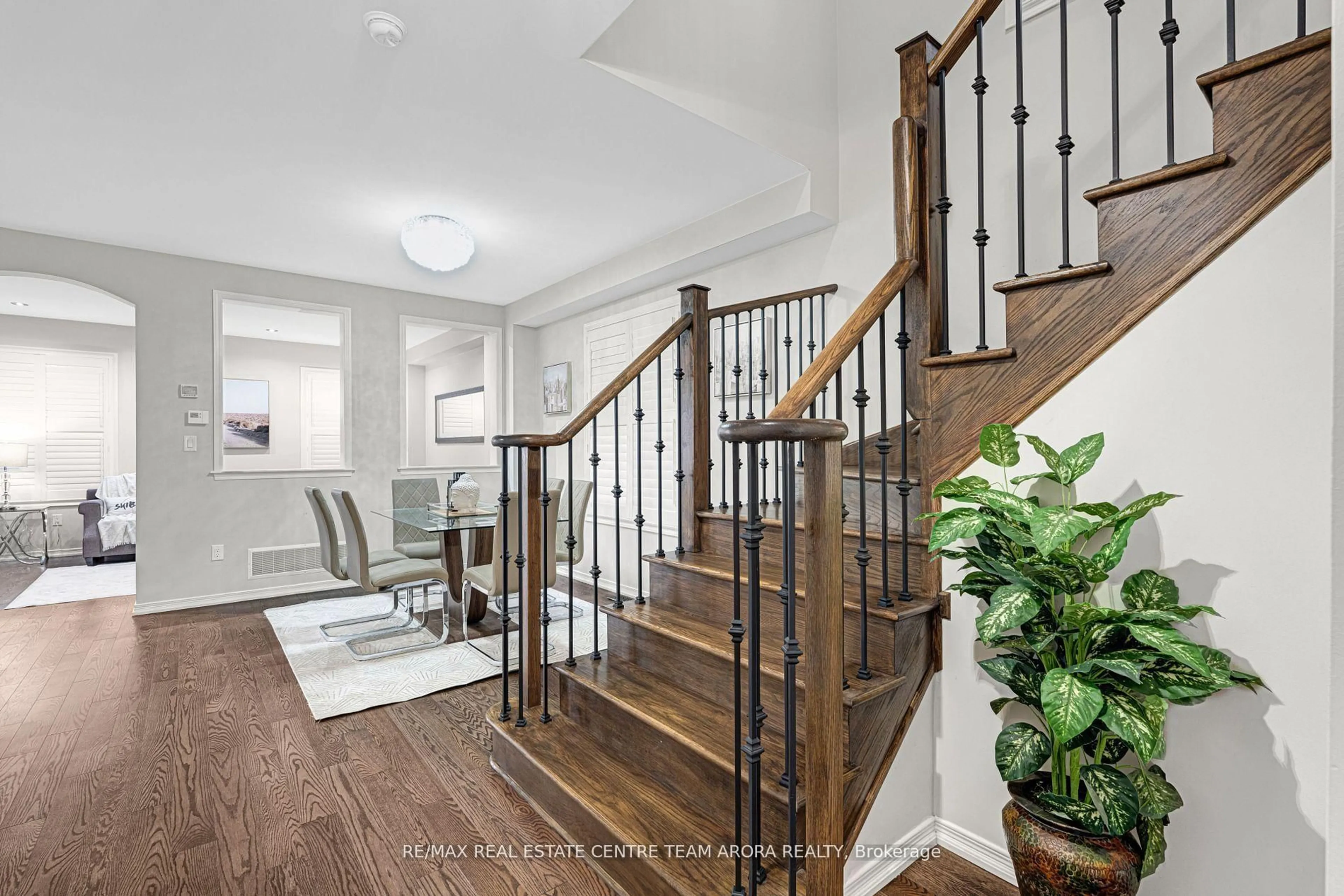 Indoor entryway for 12 Abercrombie Cres, Brampton Ontario L7A 4N1