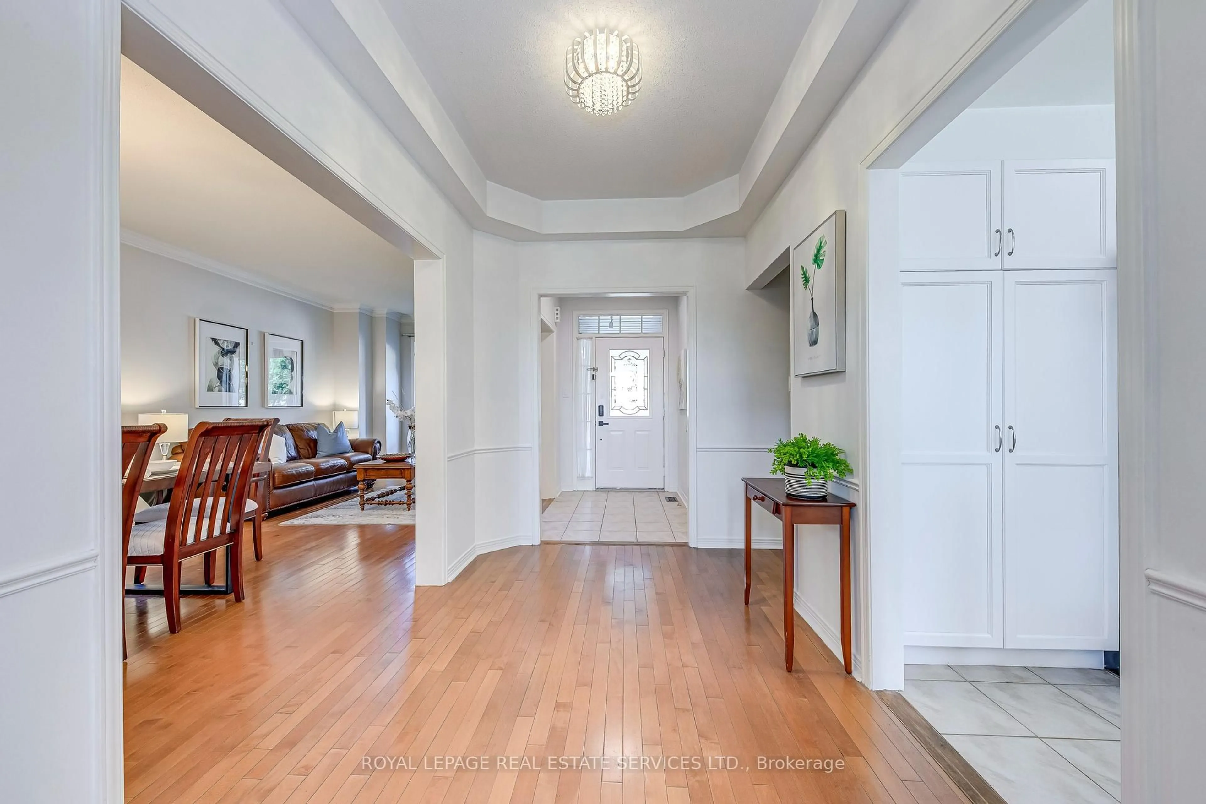 Indoor foyer for 2191 Turnberry Rd, Burlington Ontario L7M 4P9