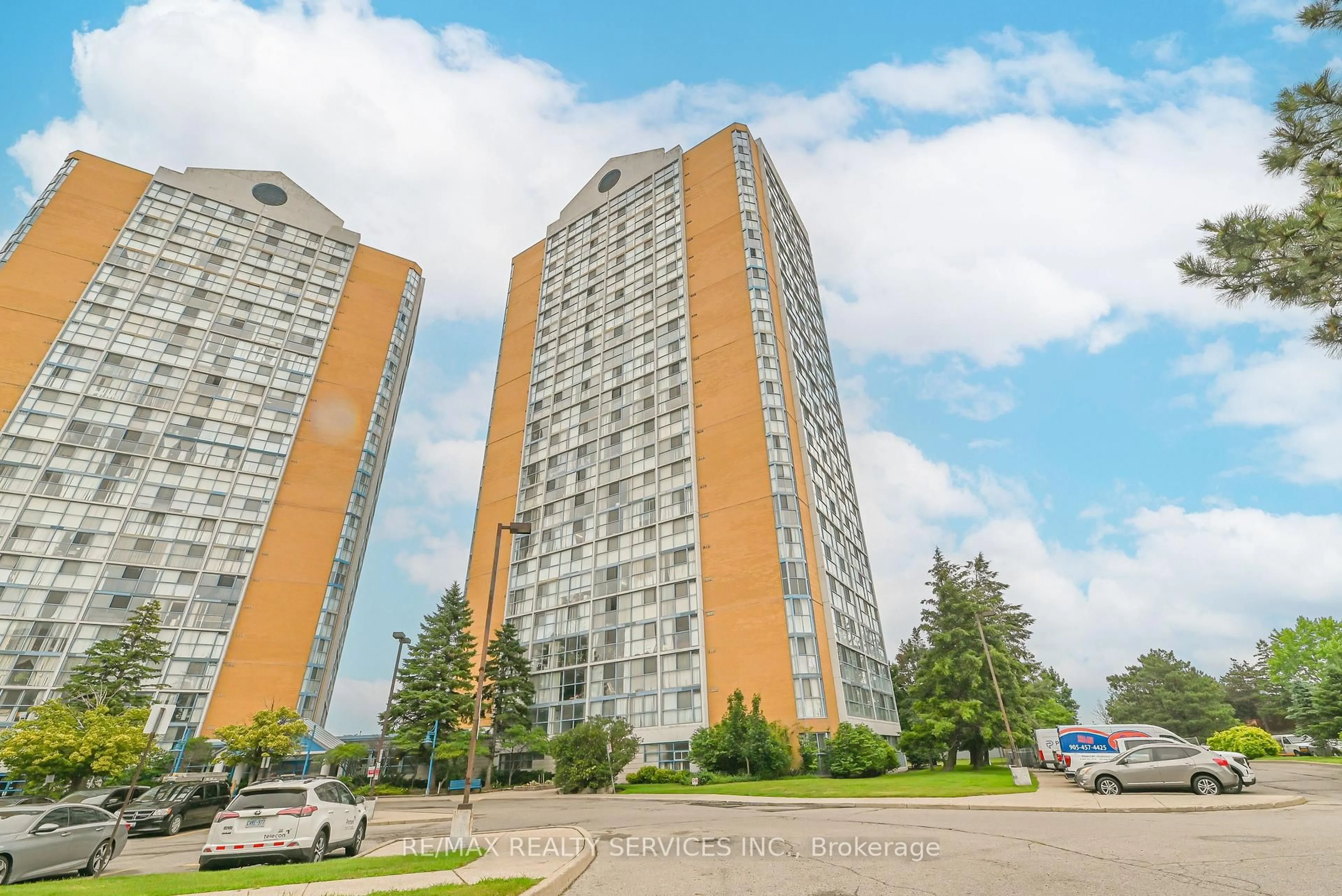 Patio, building for 35 Trailwood Dr #1911, Mississauga Ontario L4Z 3K9