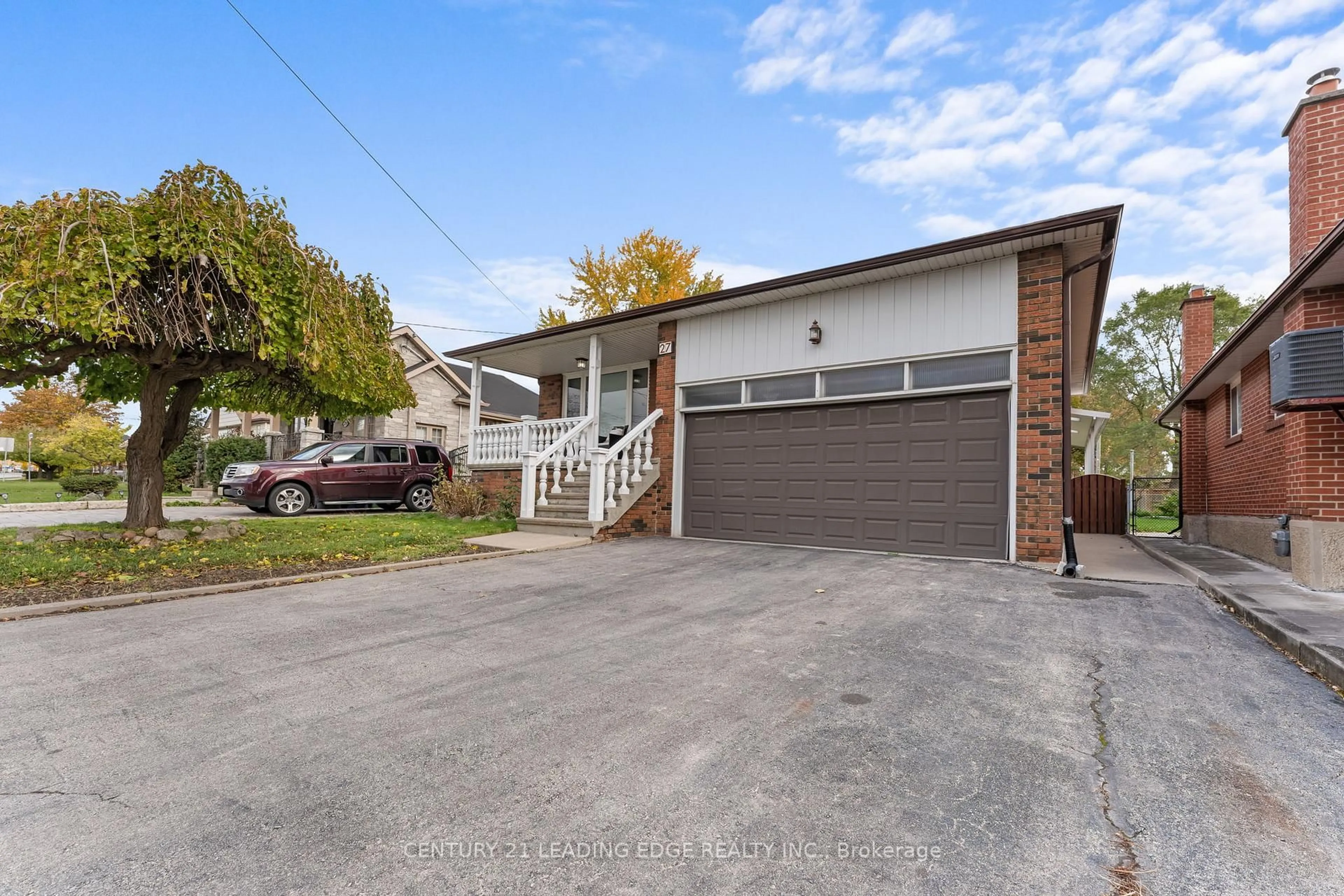 A pic from outside/outdoor area/front of a property/back of a property/a pic from drone, street for 27 Murray Rd, Toronto Ontario M3K 1T3