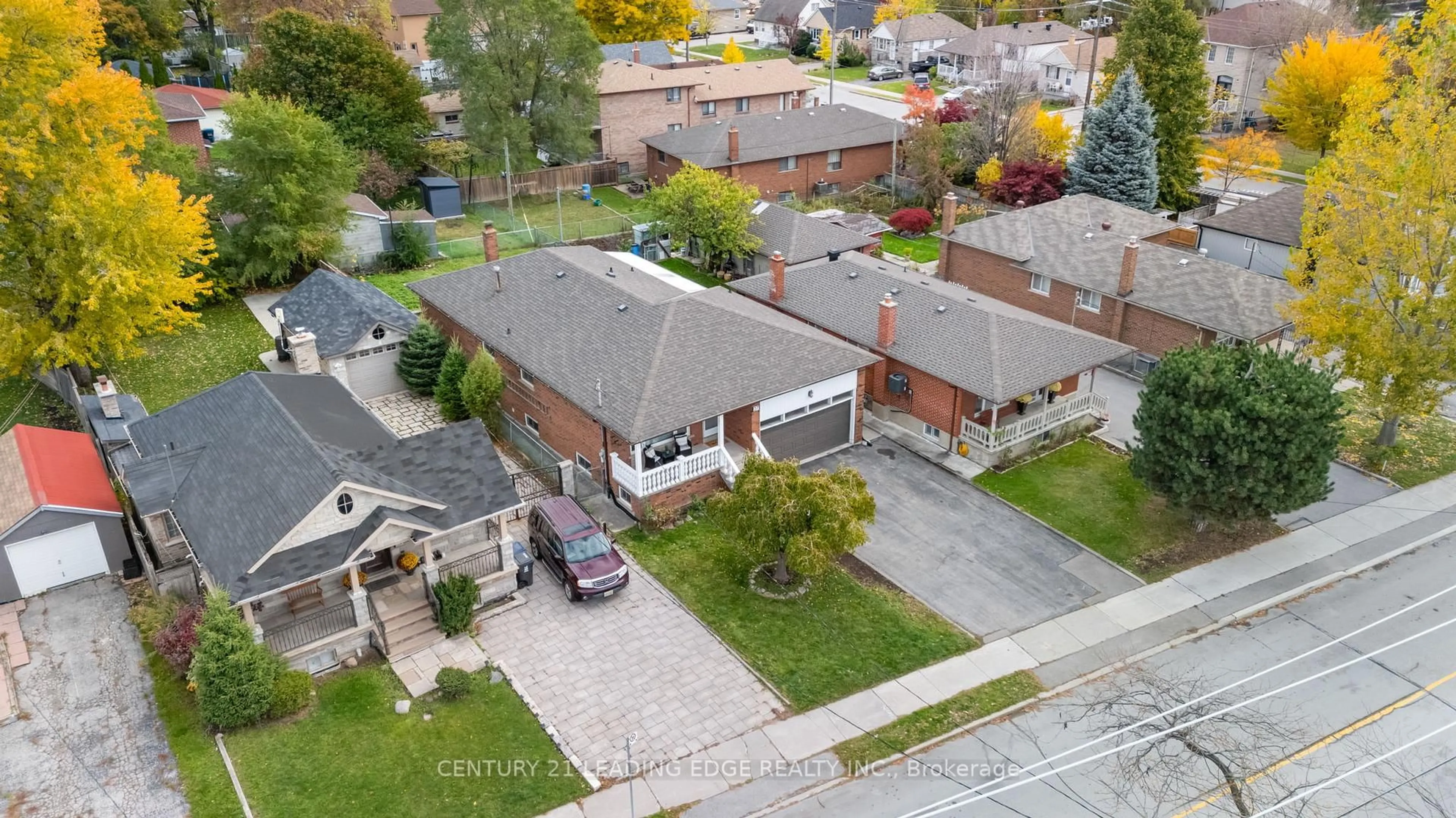A pic from outside/outdoor area/front of a property/back of a property/a pic from drone, street for 27 Murray Rd, Toronto Ontario M3K 1T3
